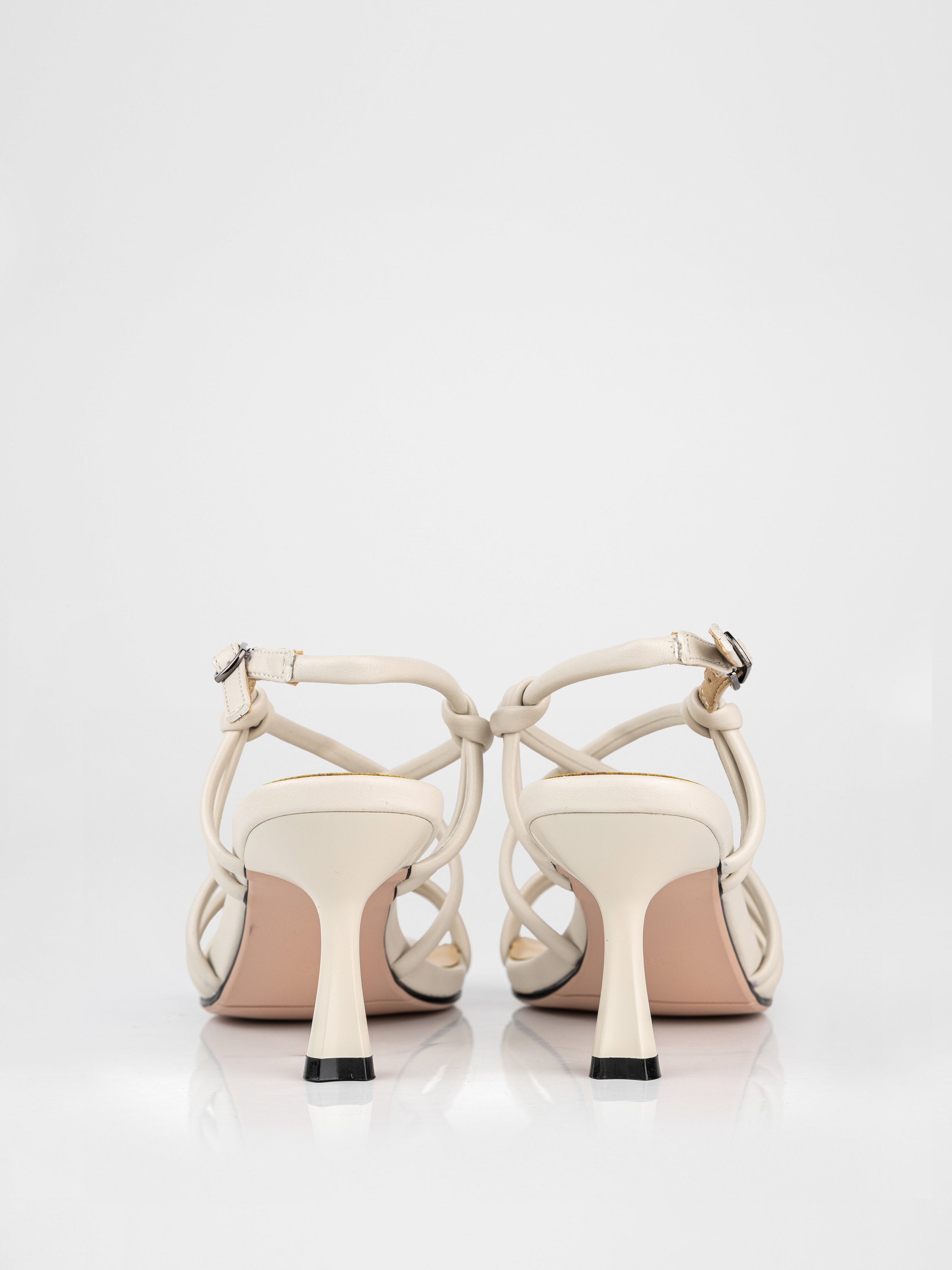 Босоніки на підборах у бежевому кольорі