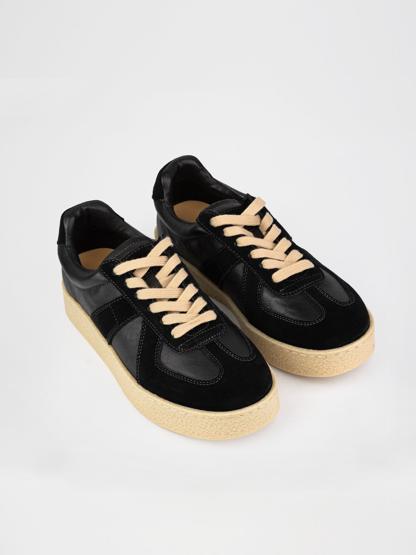 Кеди у чорному кольорі