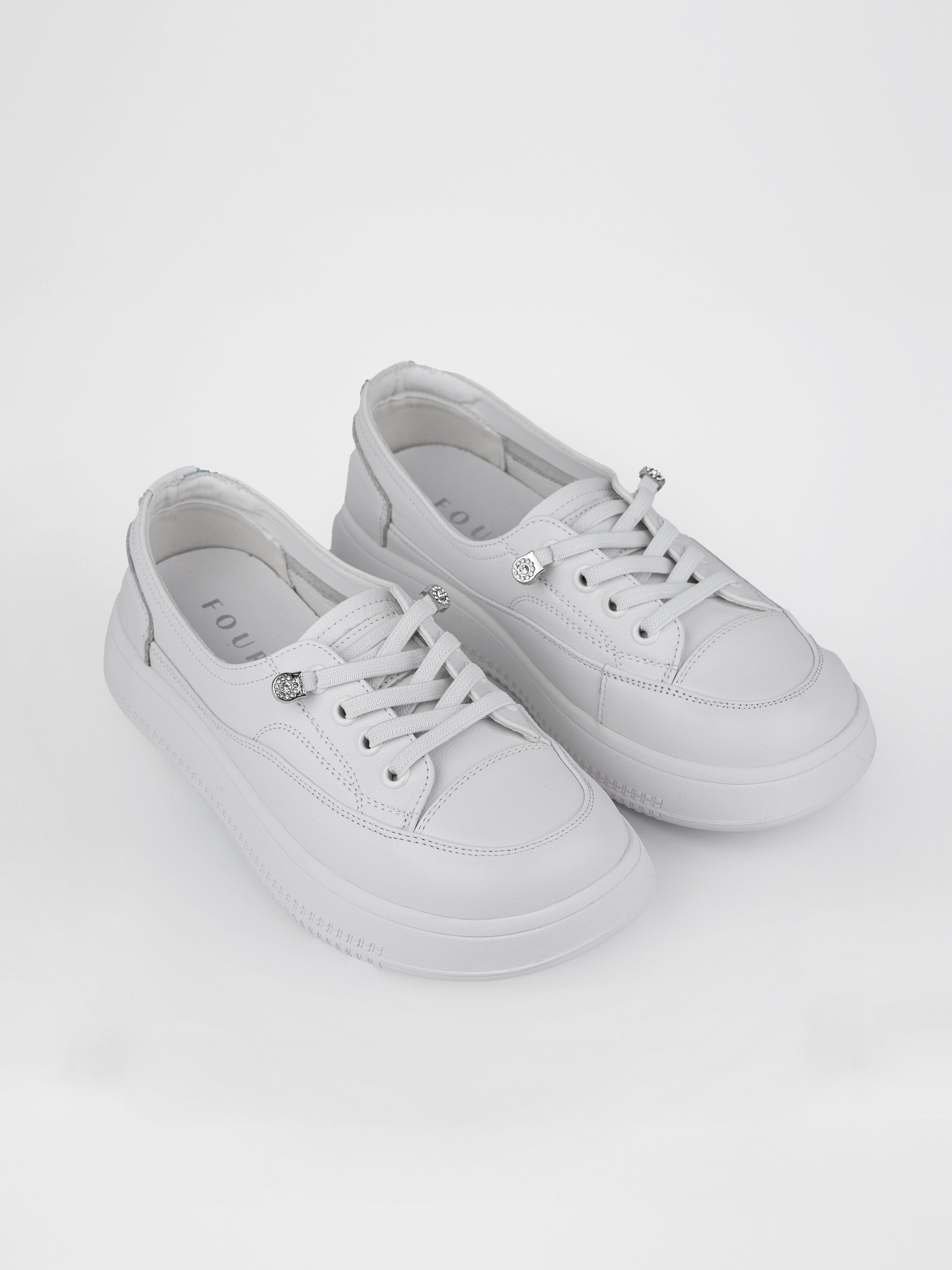 Кеди у білому кольорі