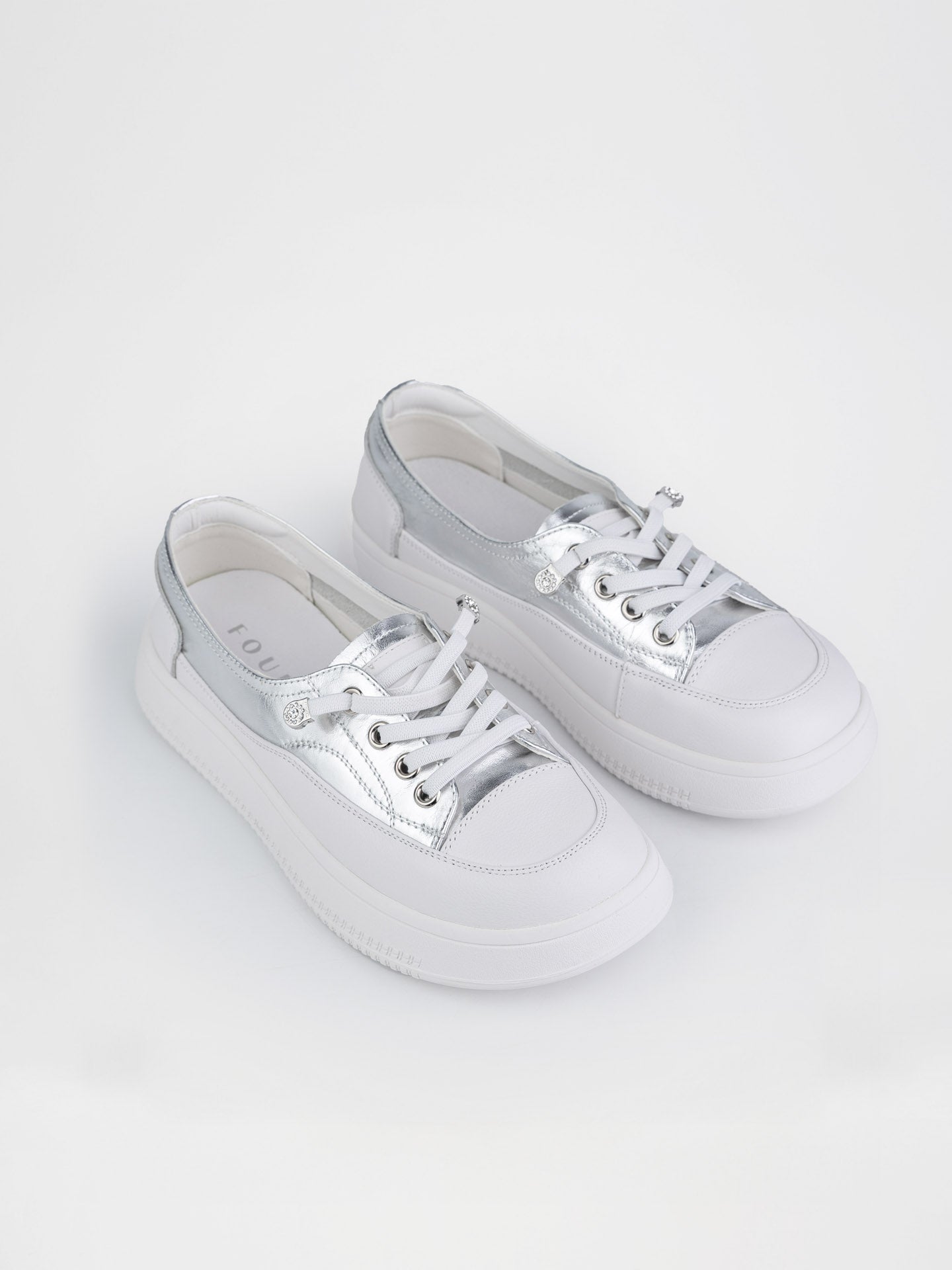 Кеди у білому кольорі з срібними вставками