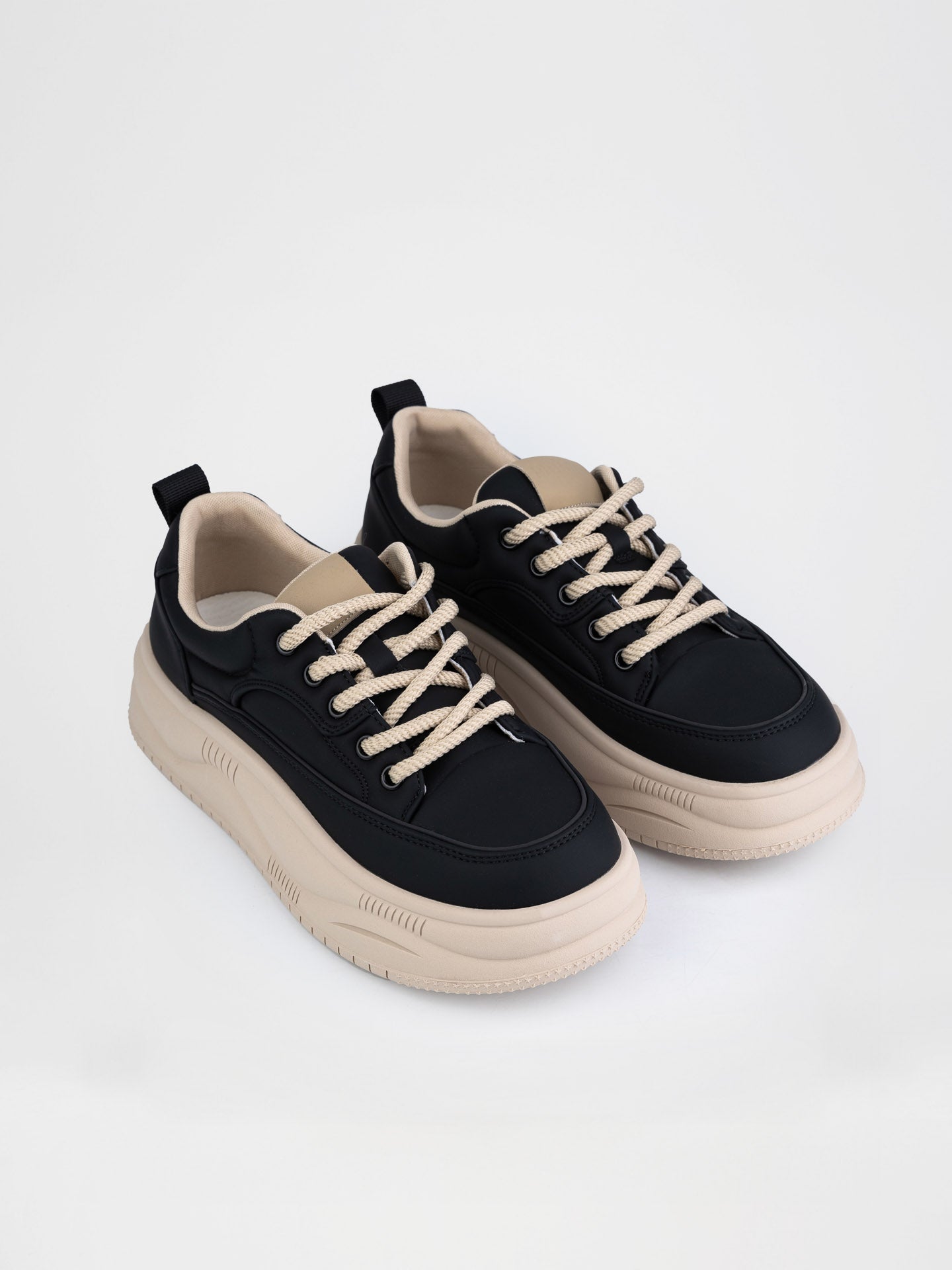 Кеди жіночі на масивній підошві у чорному кольорі