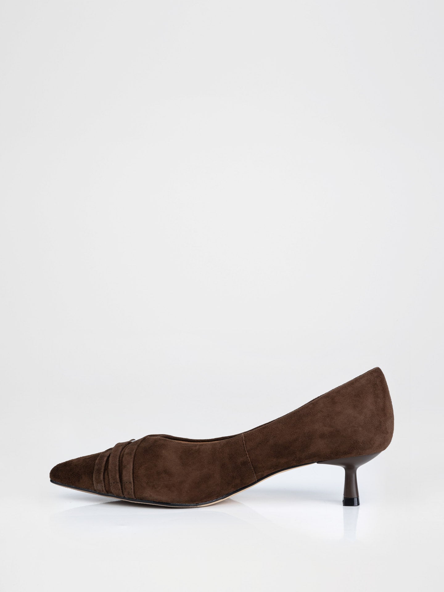 Туфлі у шоколадному кольорі декоровані ремінцями