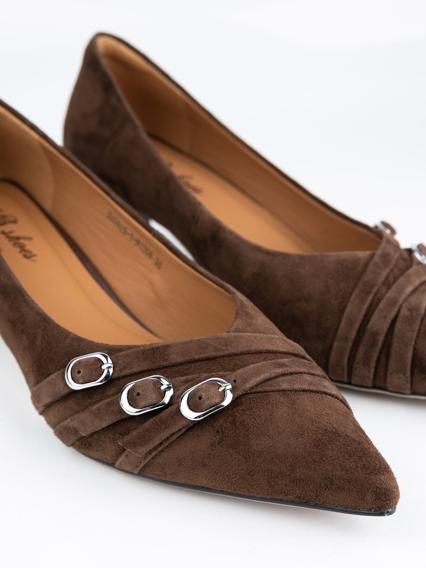 Туфлі у шоколадному кольорі декоровані ремінцями