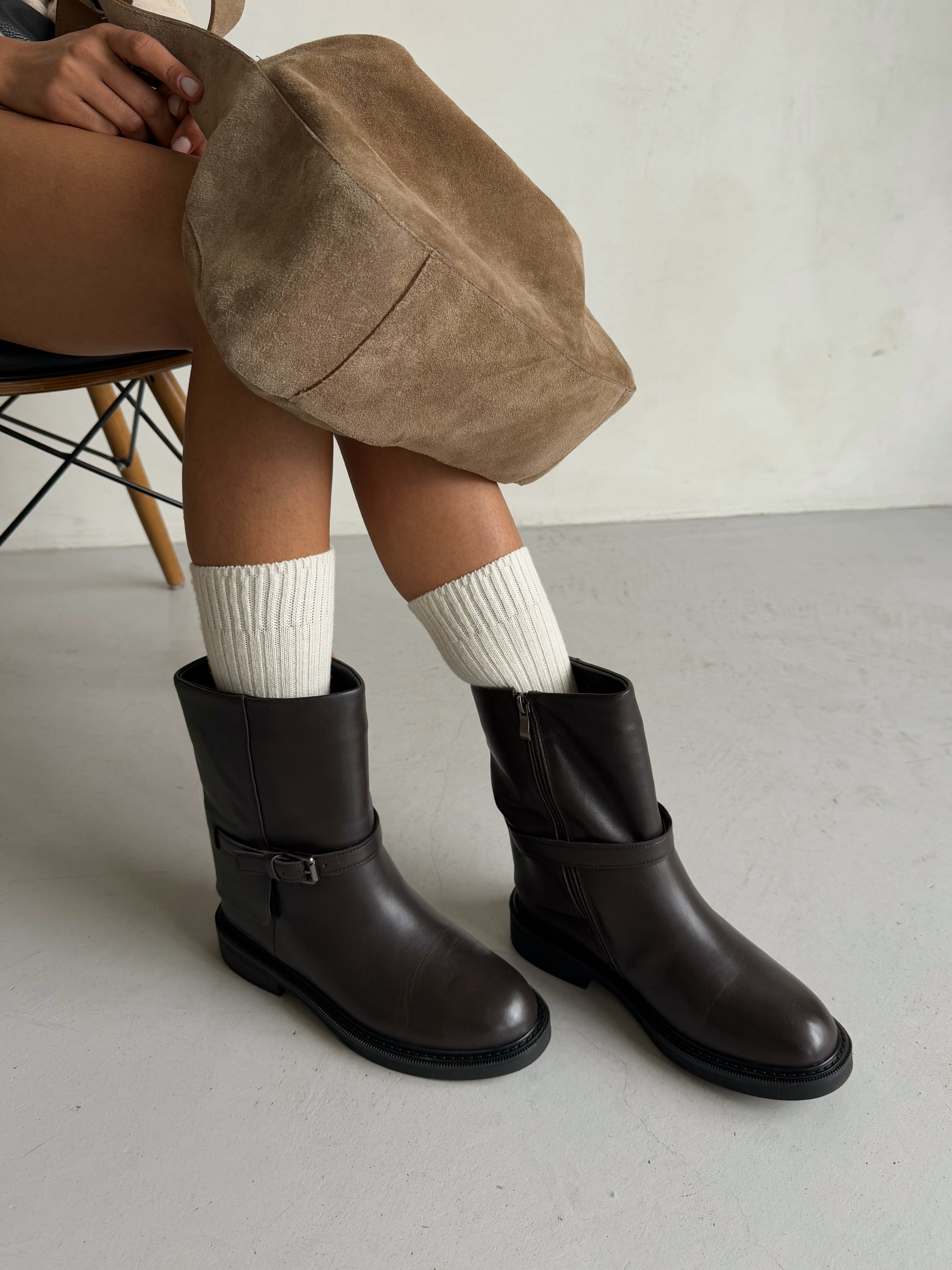 Шкіряні чоботи у коричневому кольорі