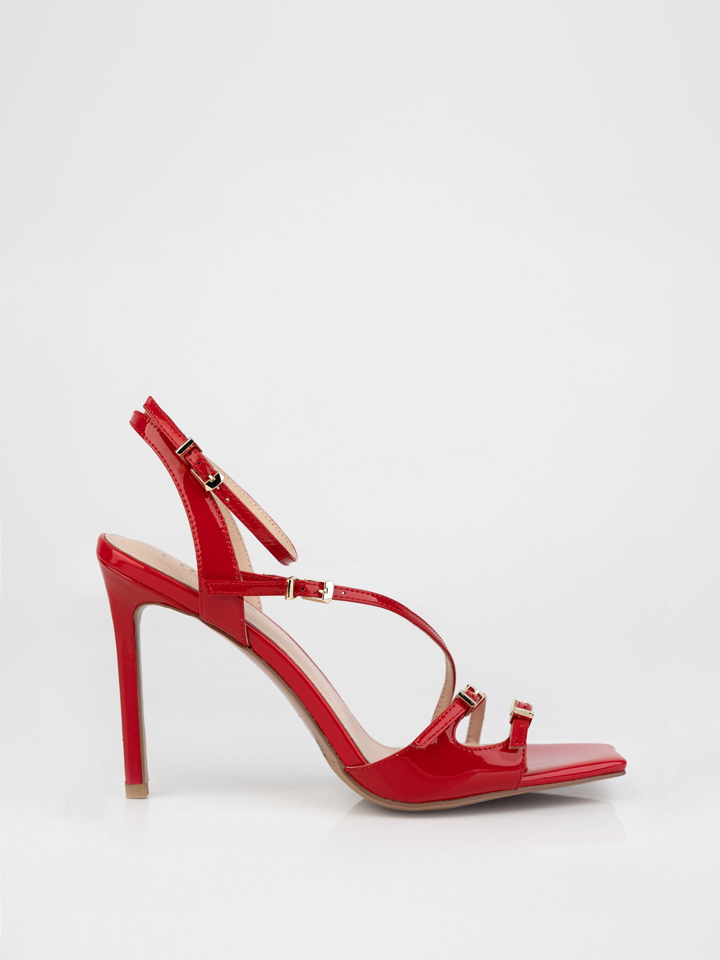 Босоніжки у червоному кольорі декоровані пряжками