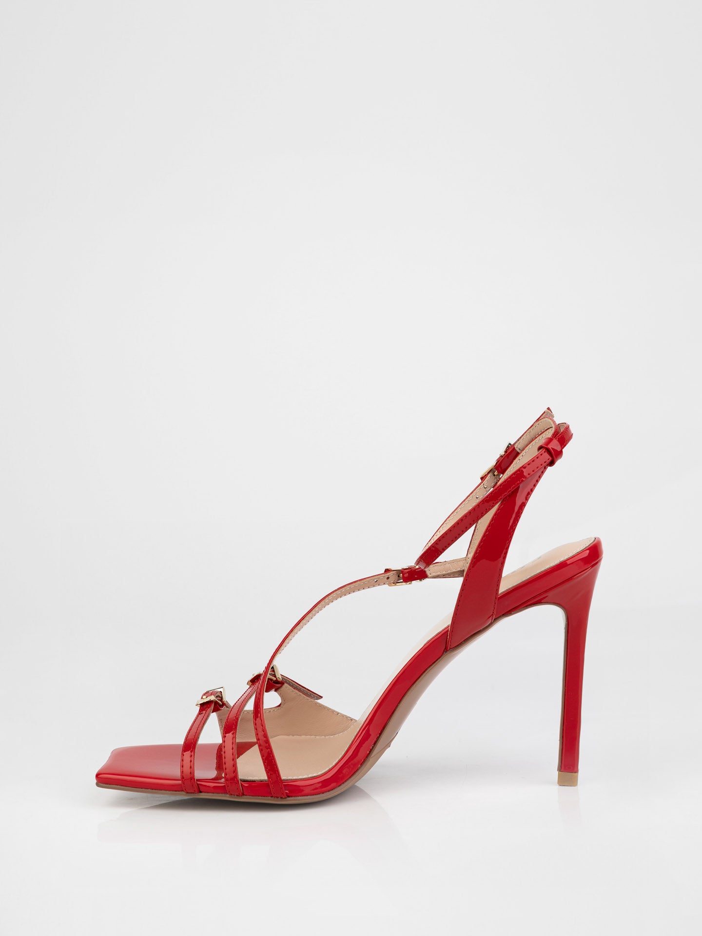 Босоніжки у червоному кольорі декоровані пряжками