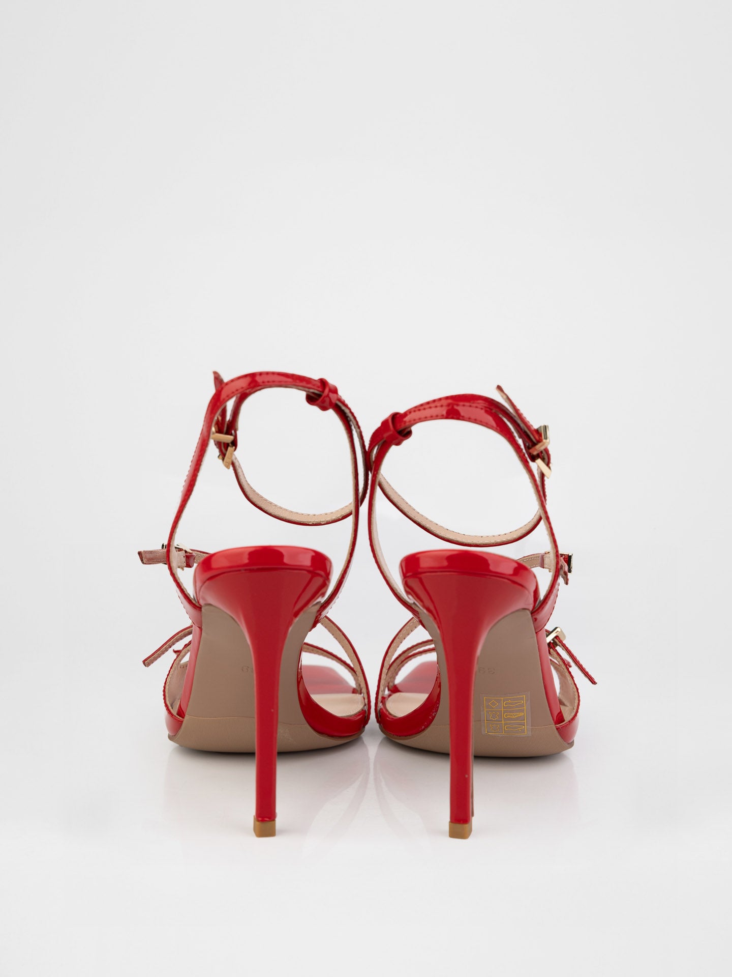 Босоніжки у червоному кольорі декоровані пряжками