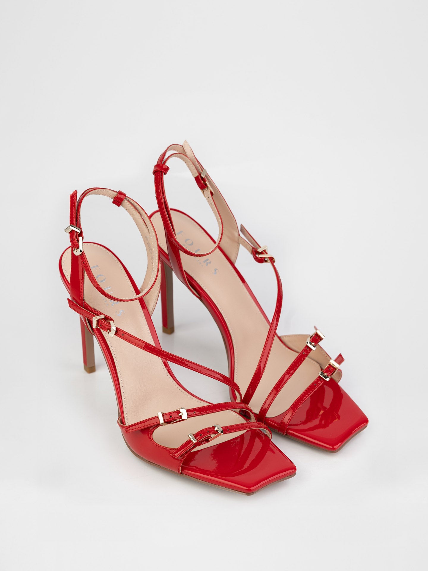 Босоніжки у червоному кольорі декоровані пряжками