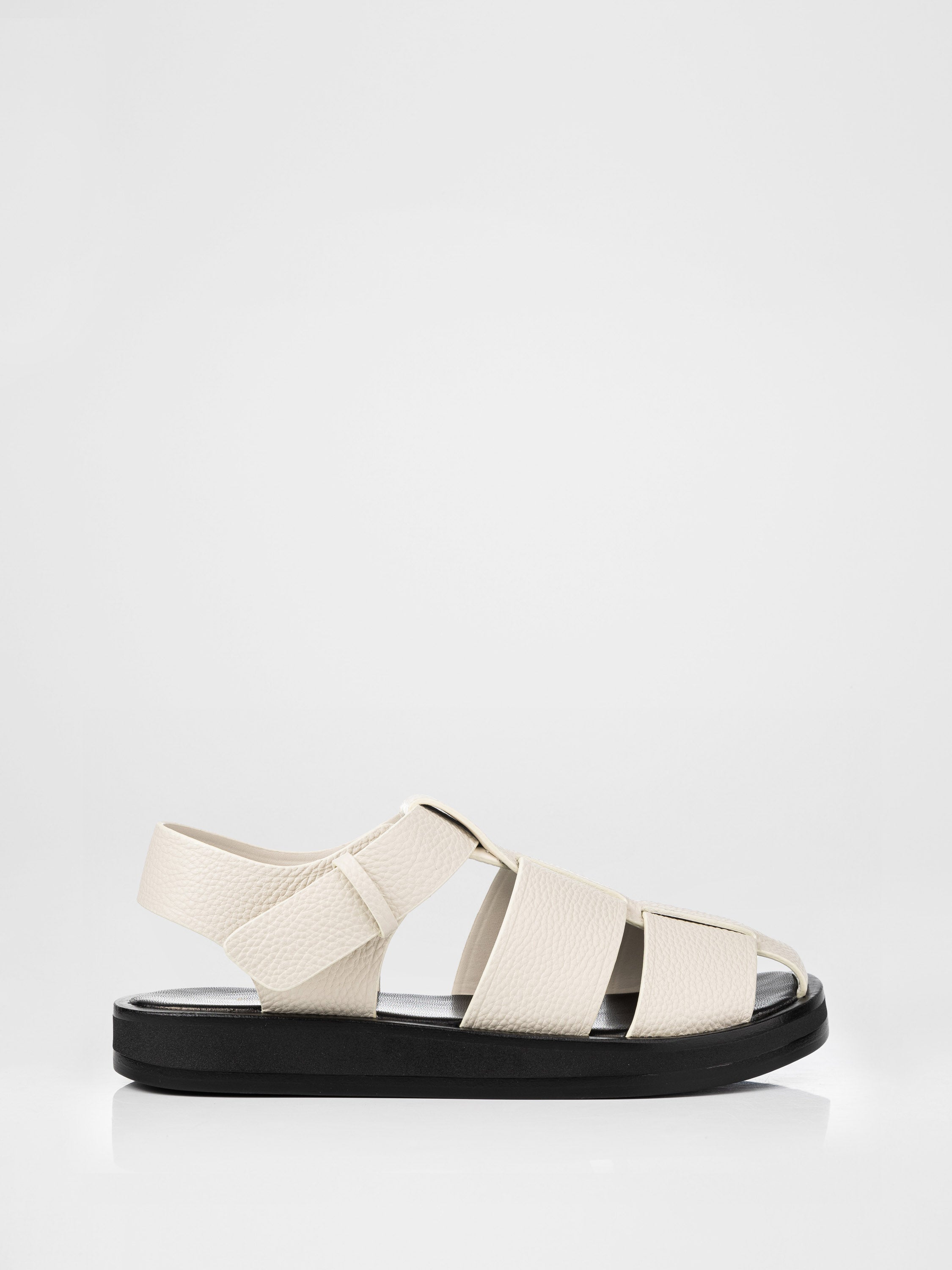 Сандалі у білому кольорі