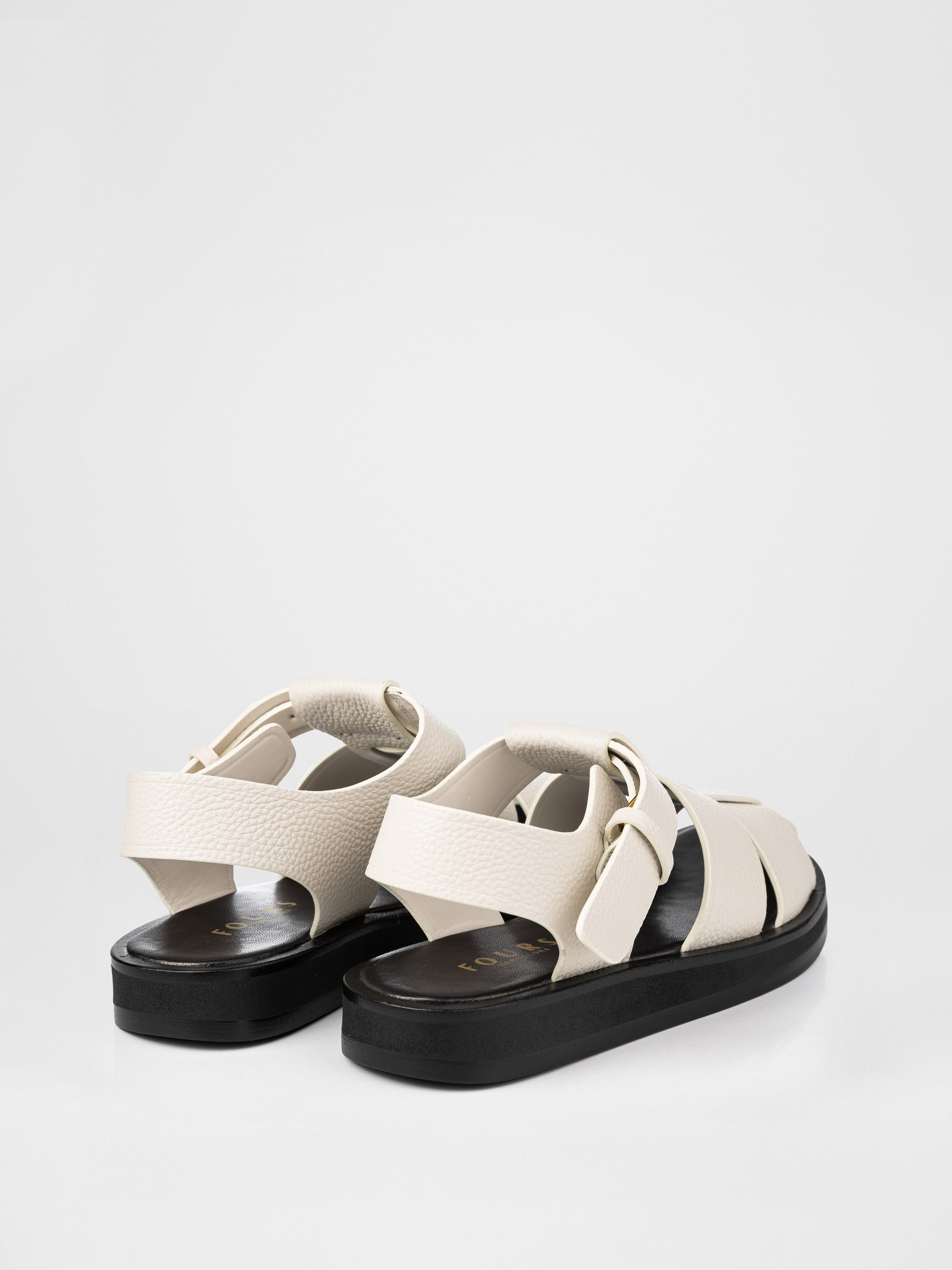 Сандалі у білому кольорі