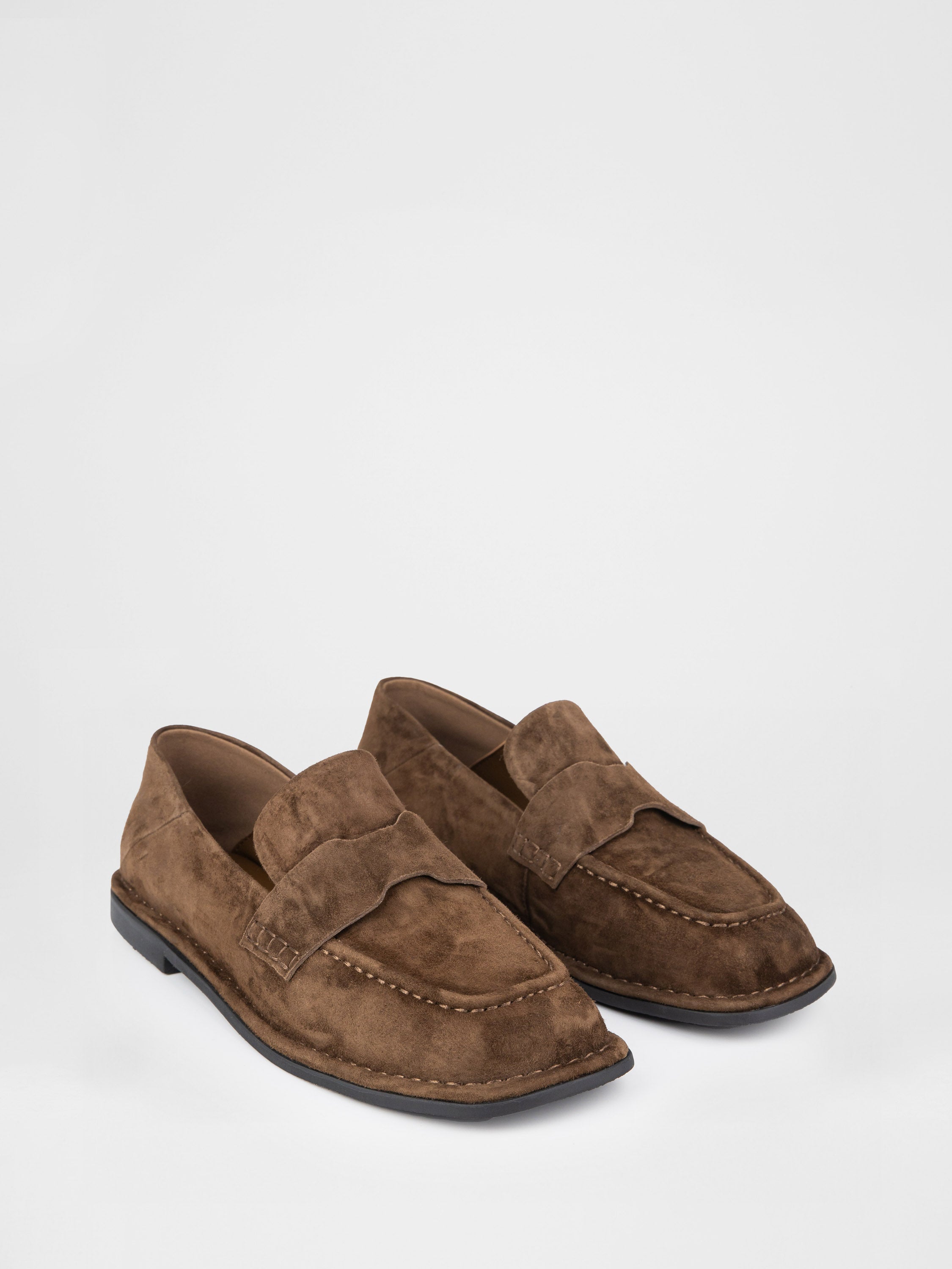 Замшеві лофери у коричневому кольорі