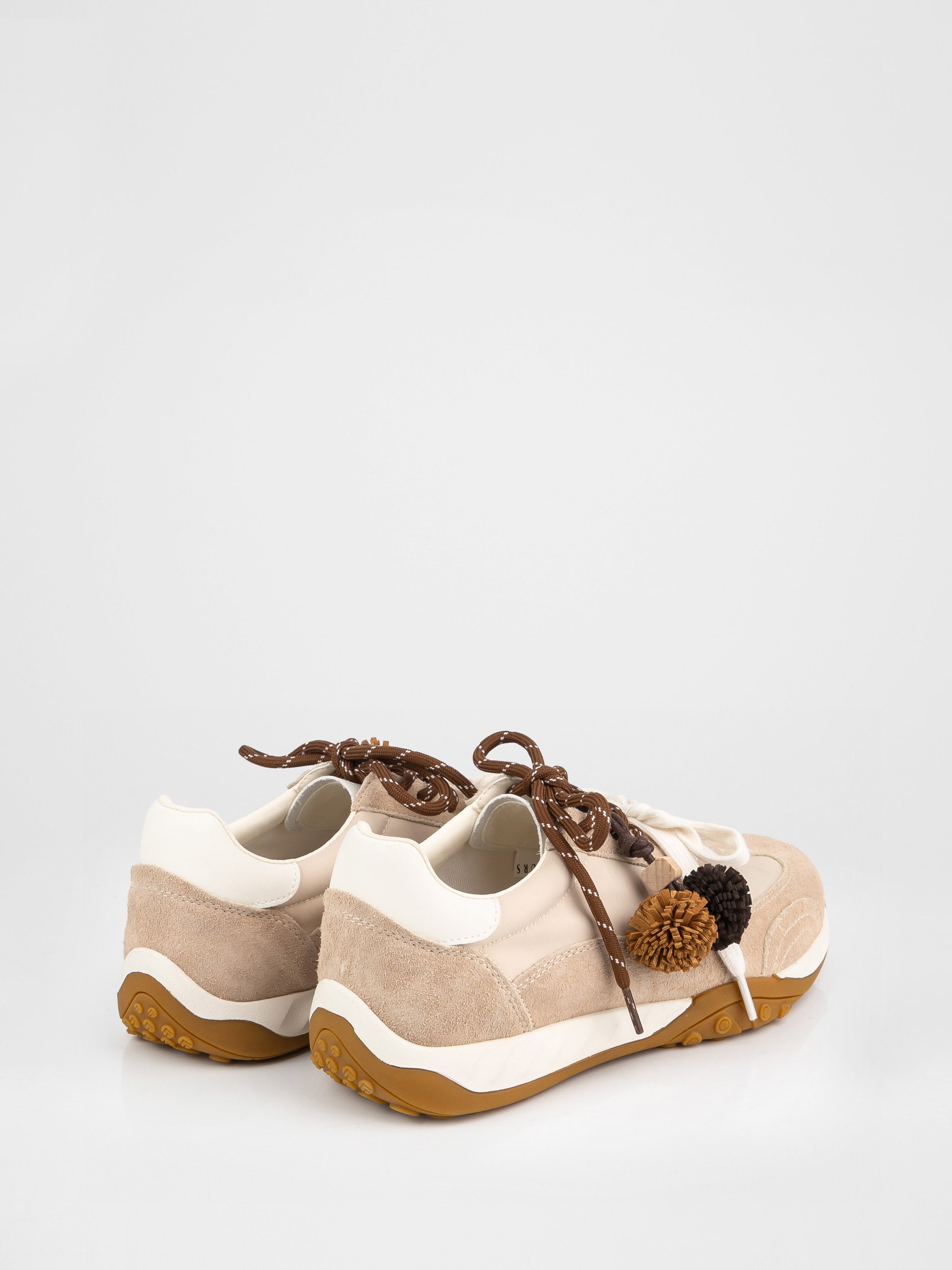 Трендові кросівки у бежевому кольорі