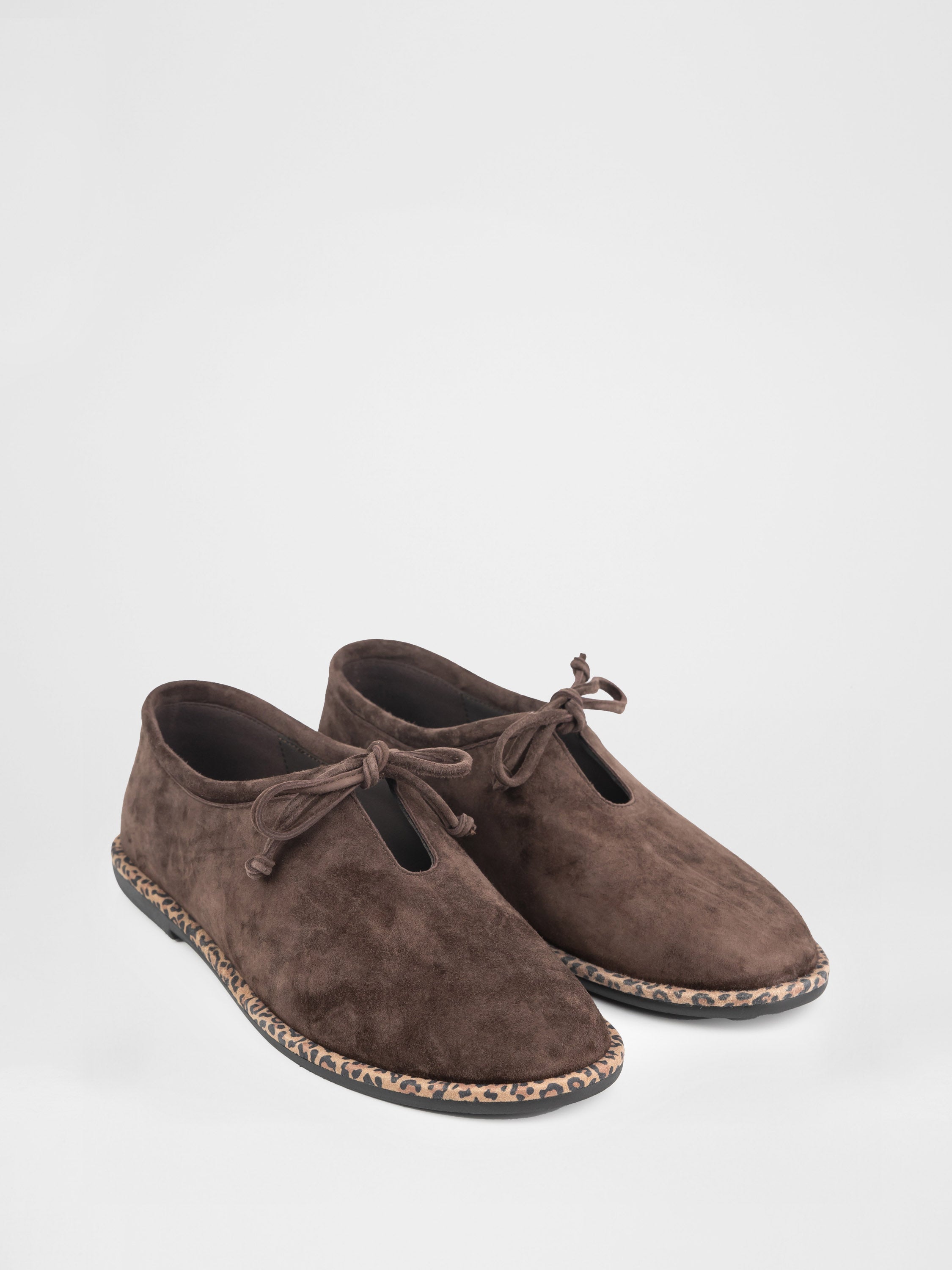 Замшеві лофери у шоколадному кольорі на шнурівці