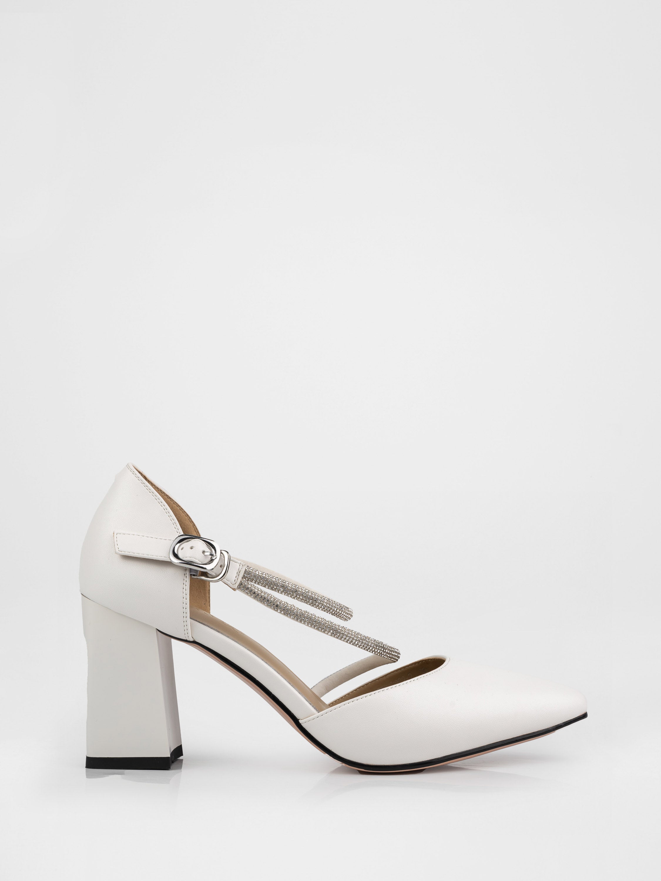 Туфлі у білому кольорі декоровані камінням