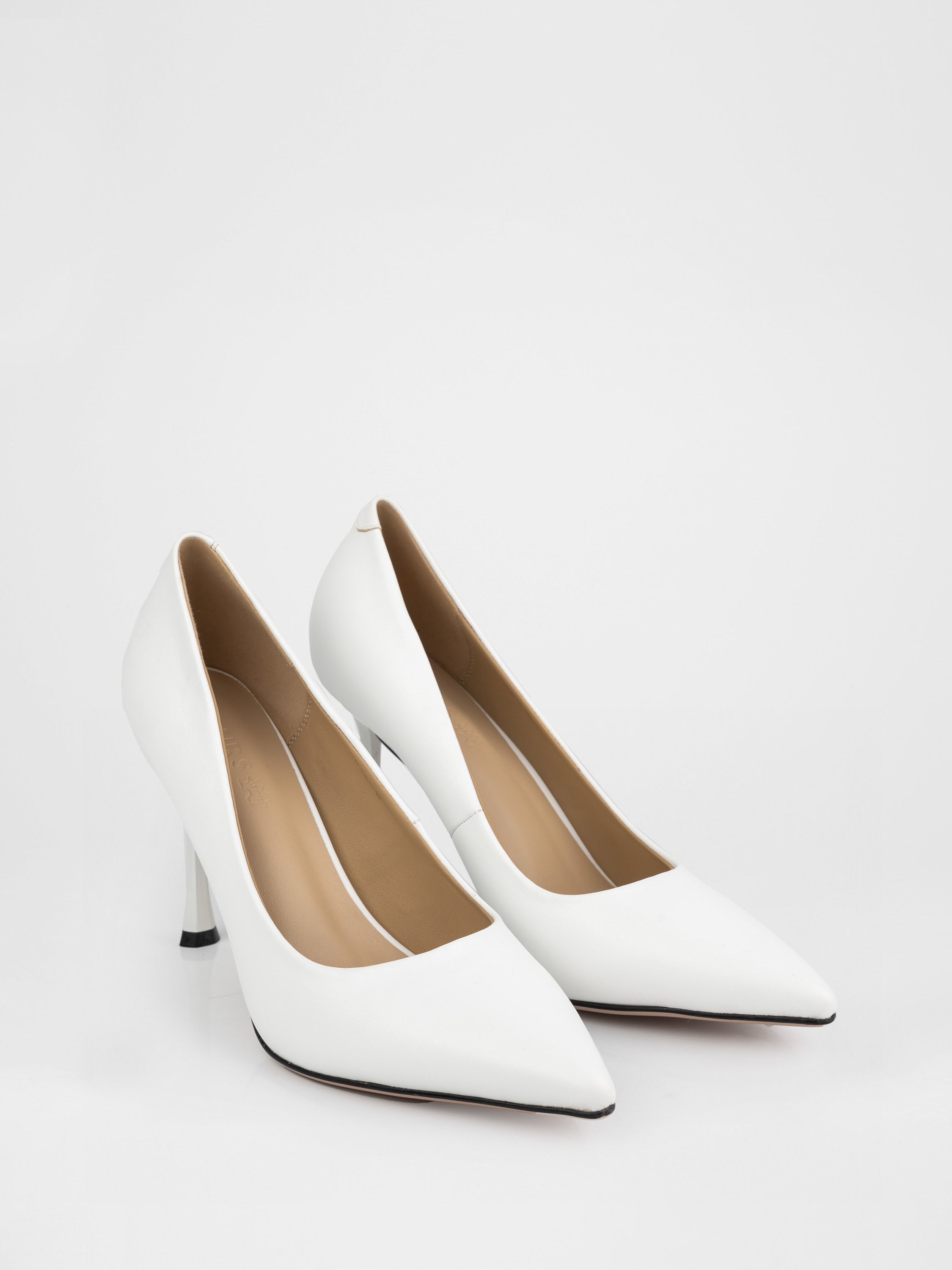 Шкіряні туфлі човники у білому кольорі