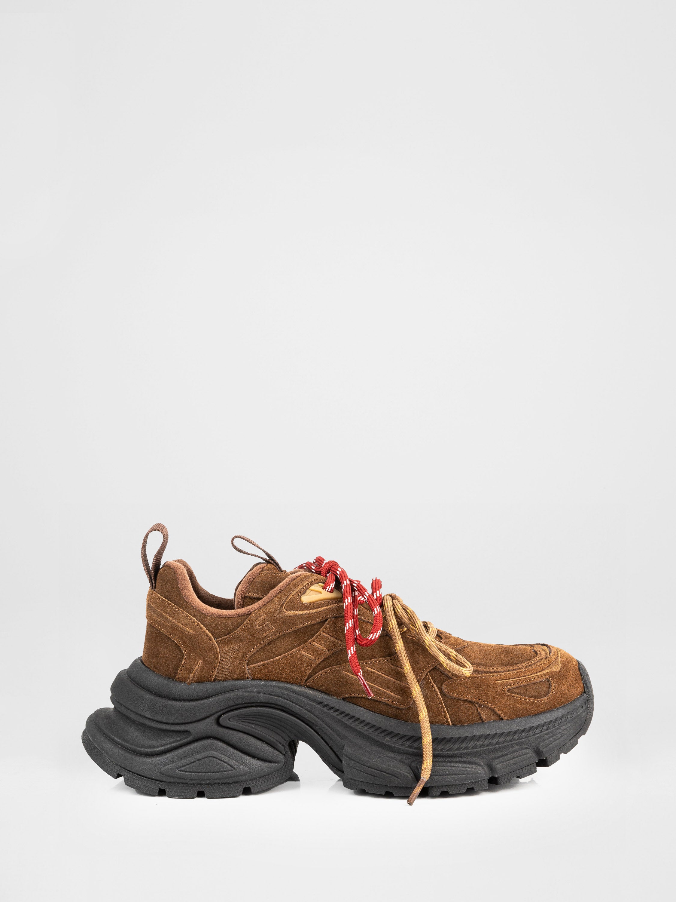 Замшеві кросівки на масивній підошві у коричневому кольорі