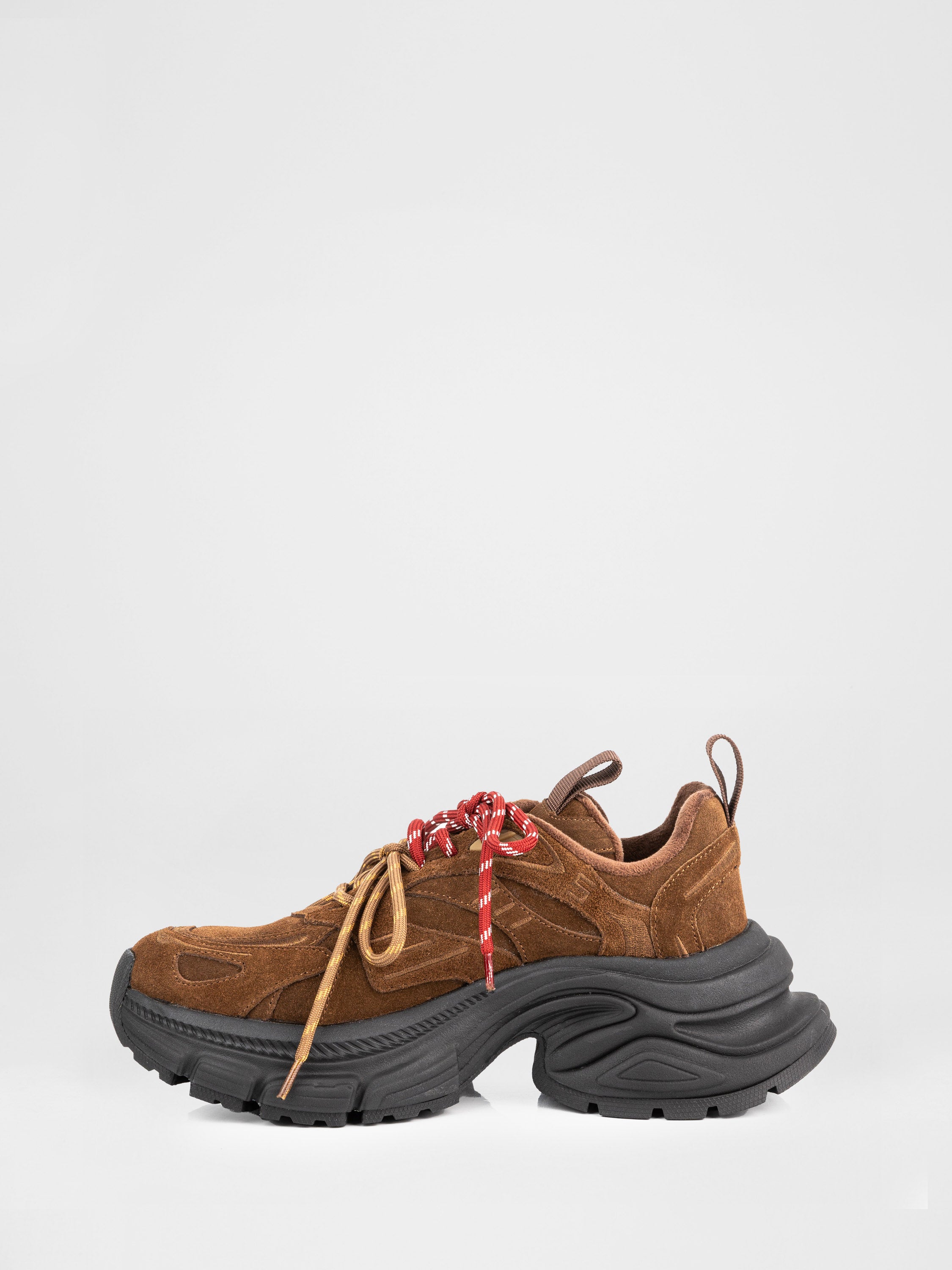 Замшеві кросівки на масивній підошві у коричневому кольорі