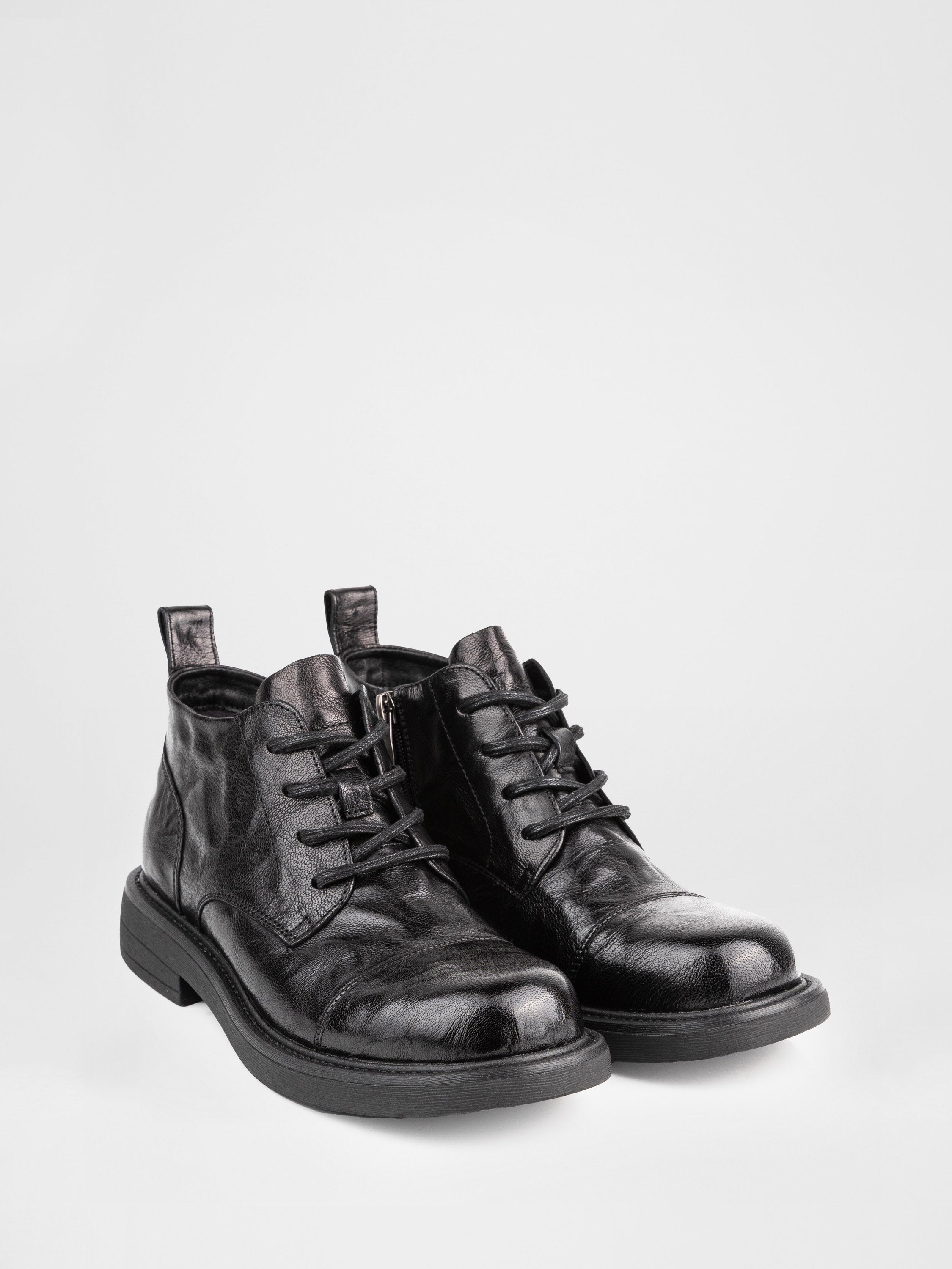 Черевики на шнурівці у чорному кольорі