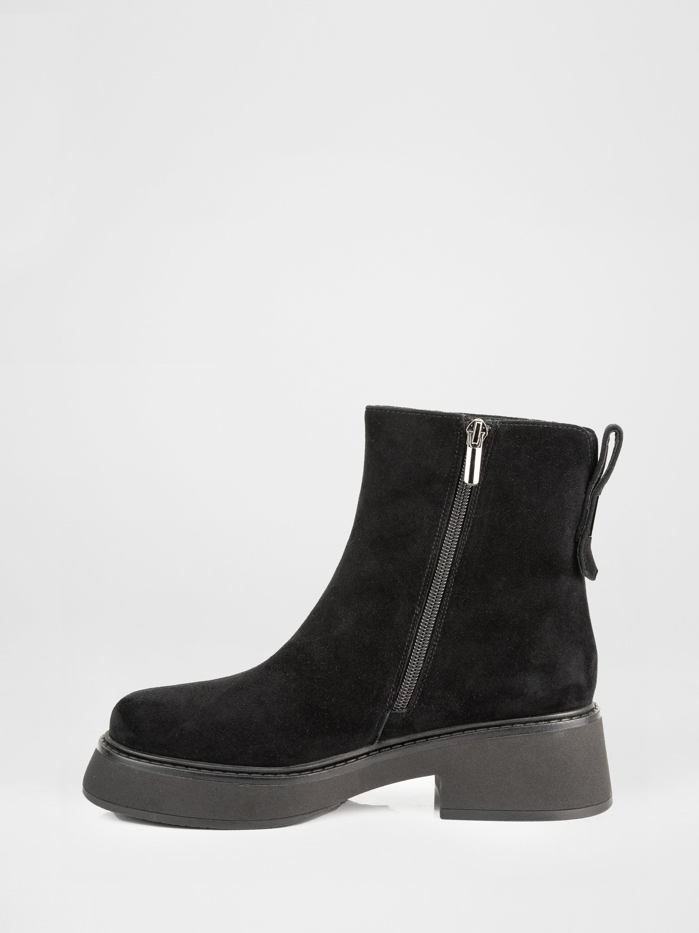 Зимові черевики у чорному кольорі з натуральноі замші