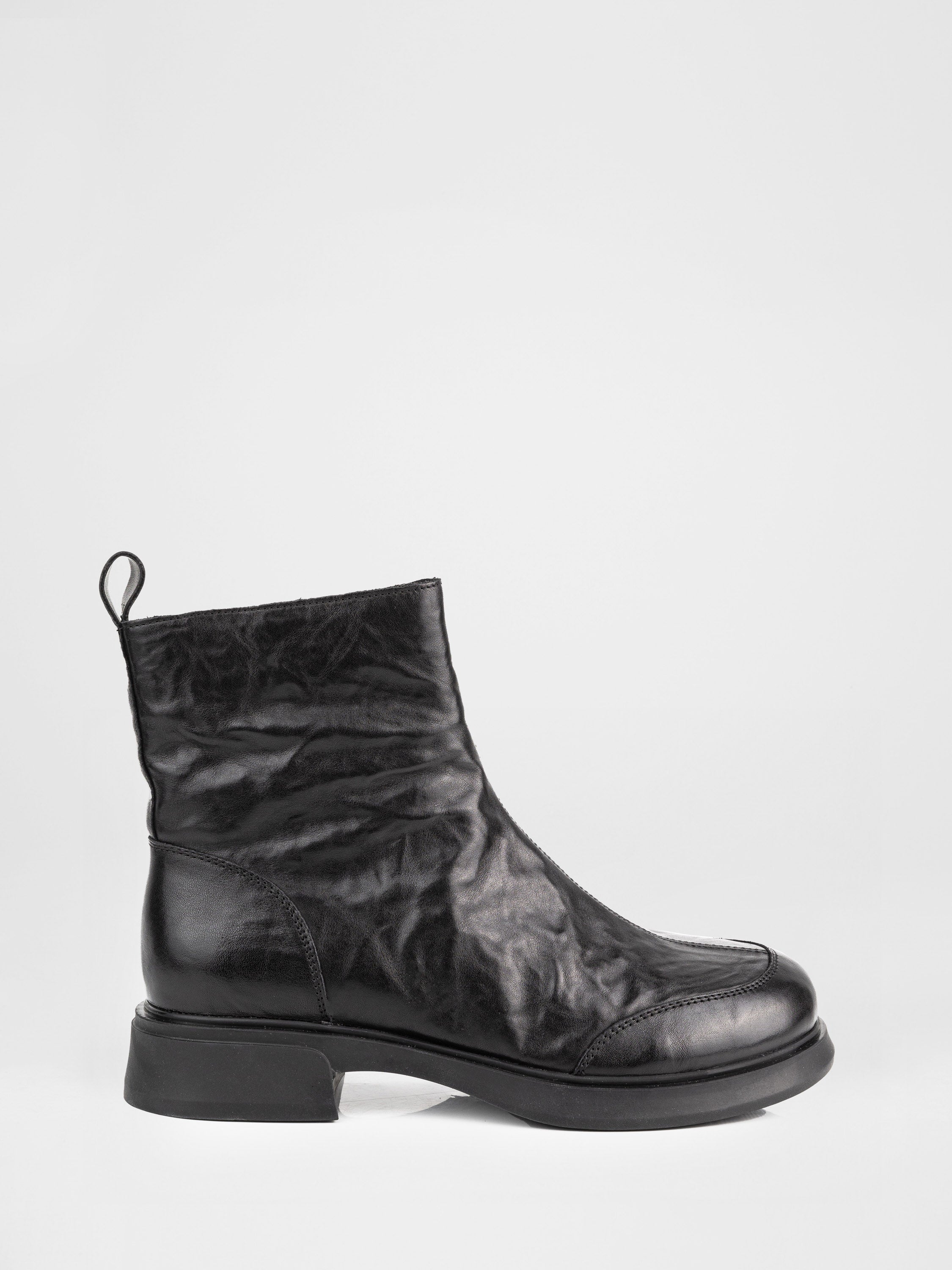 Шкіряні черевики у чорному кольорі