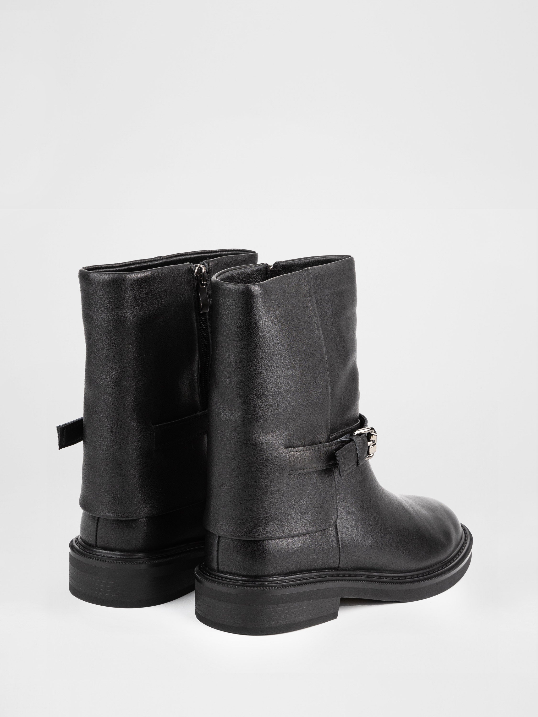 Зимові черевики у чорному кольорі