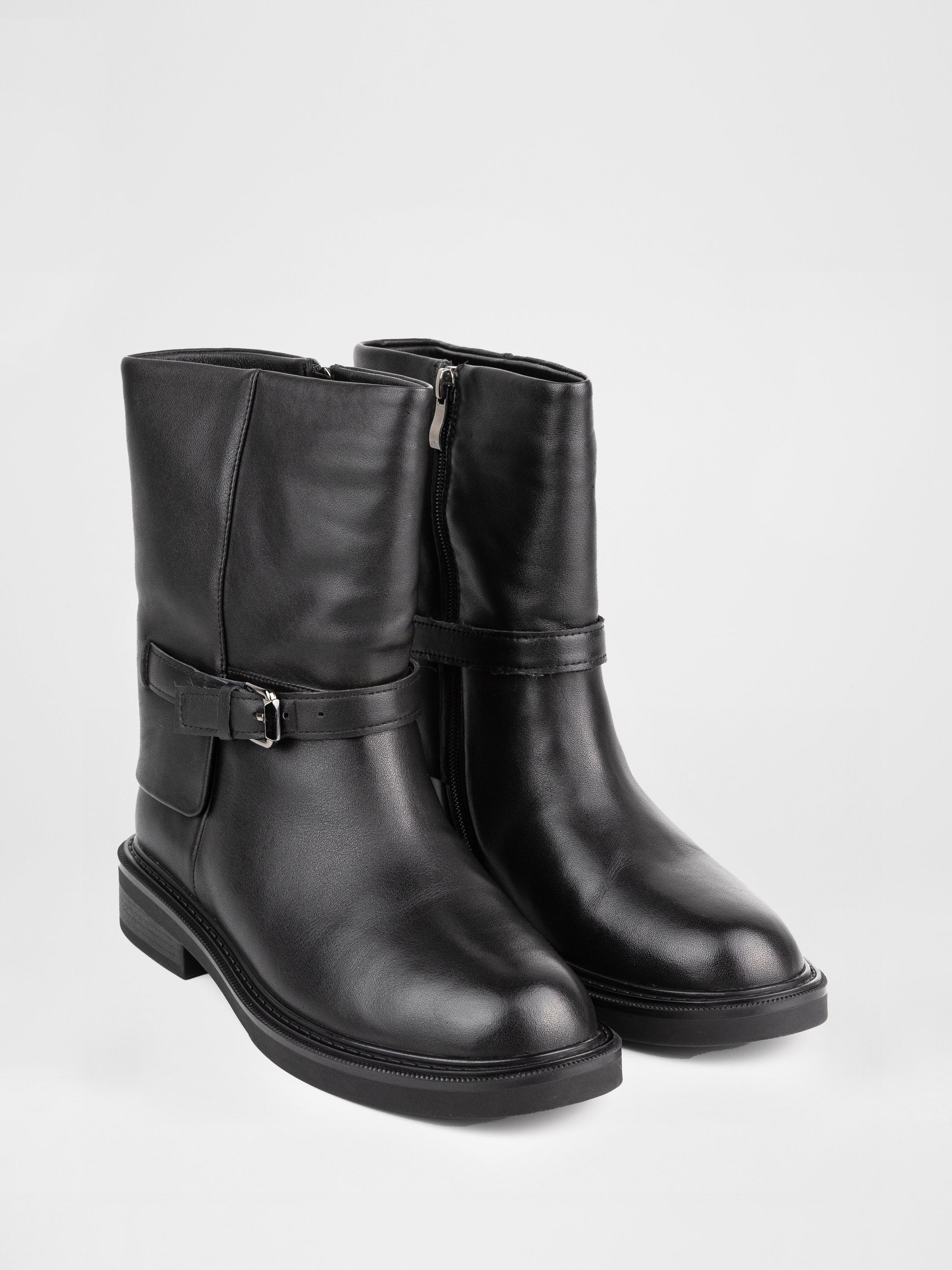 Зимові черевики у чорному кольорі