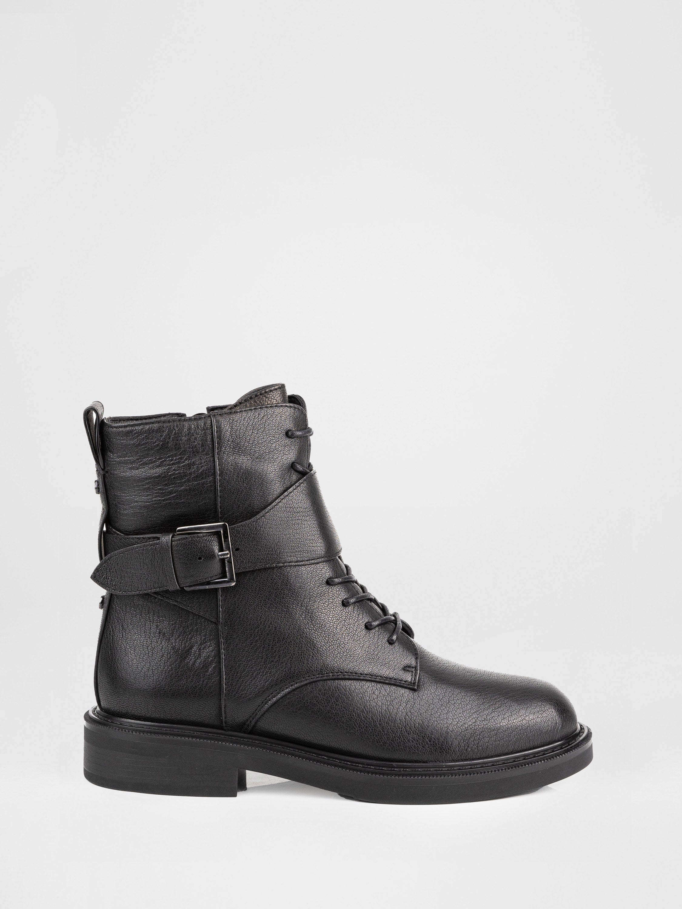 Зимові черевики у чорному кольорі декоровані пряжкою