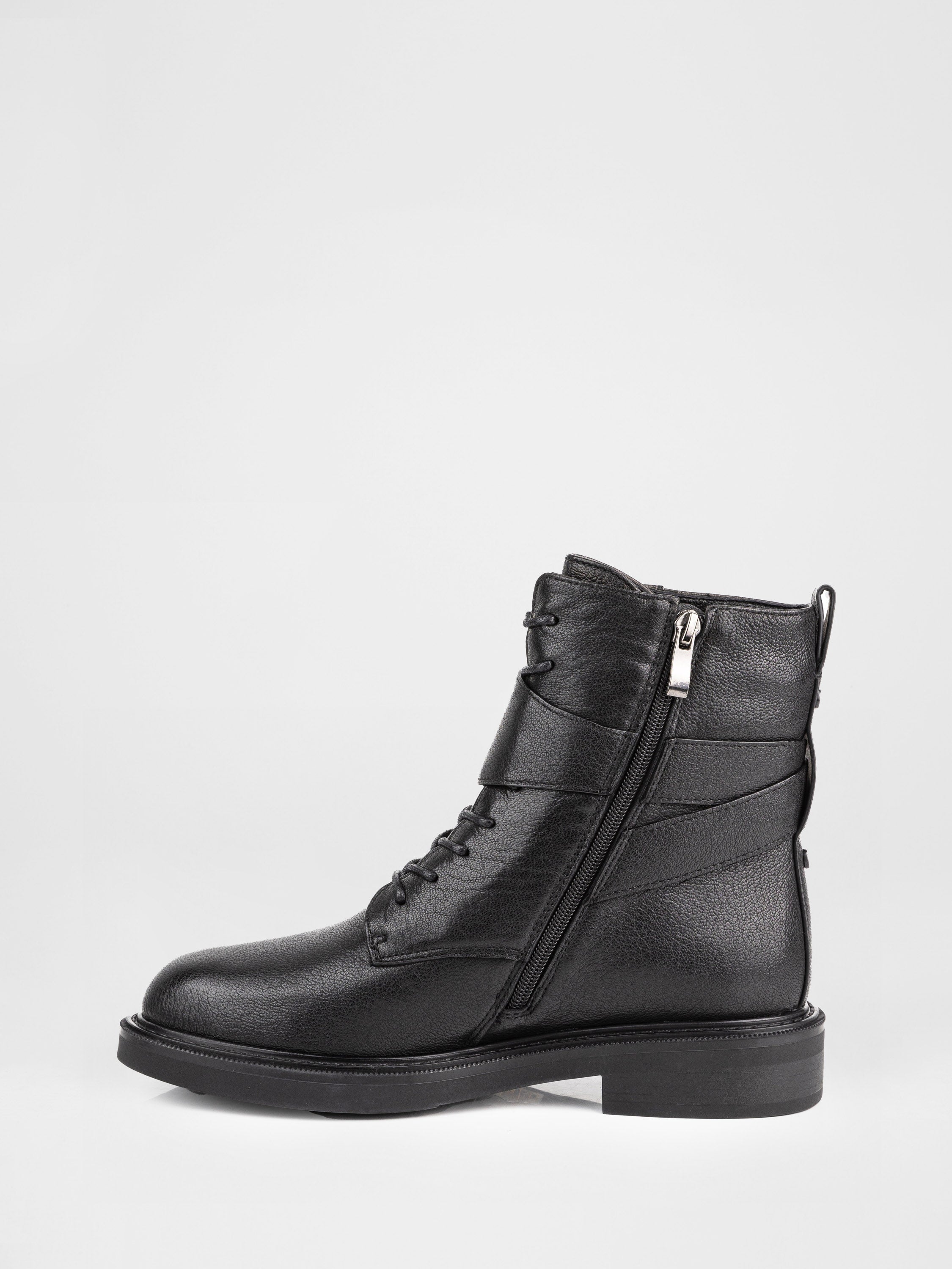 Зимові черевики у чорному кольорі декоровані пряжкою