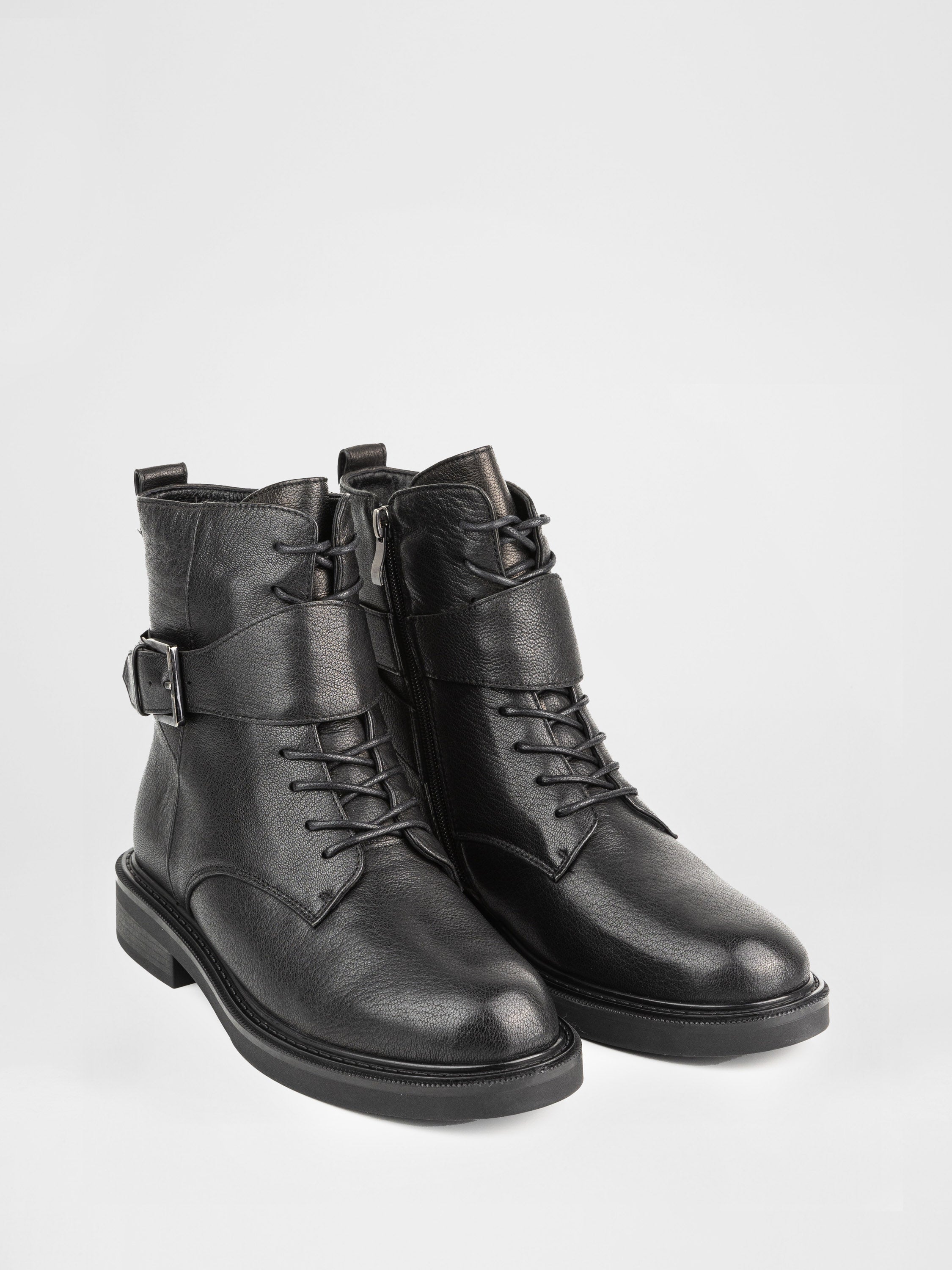 Зимові черевики у чорному кольорі декоровані пряжкою