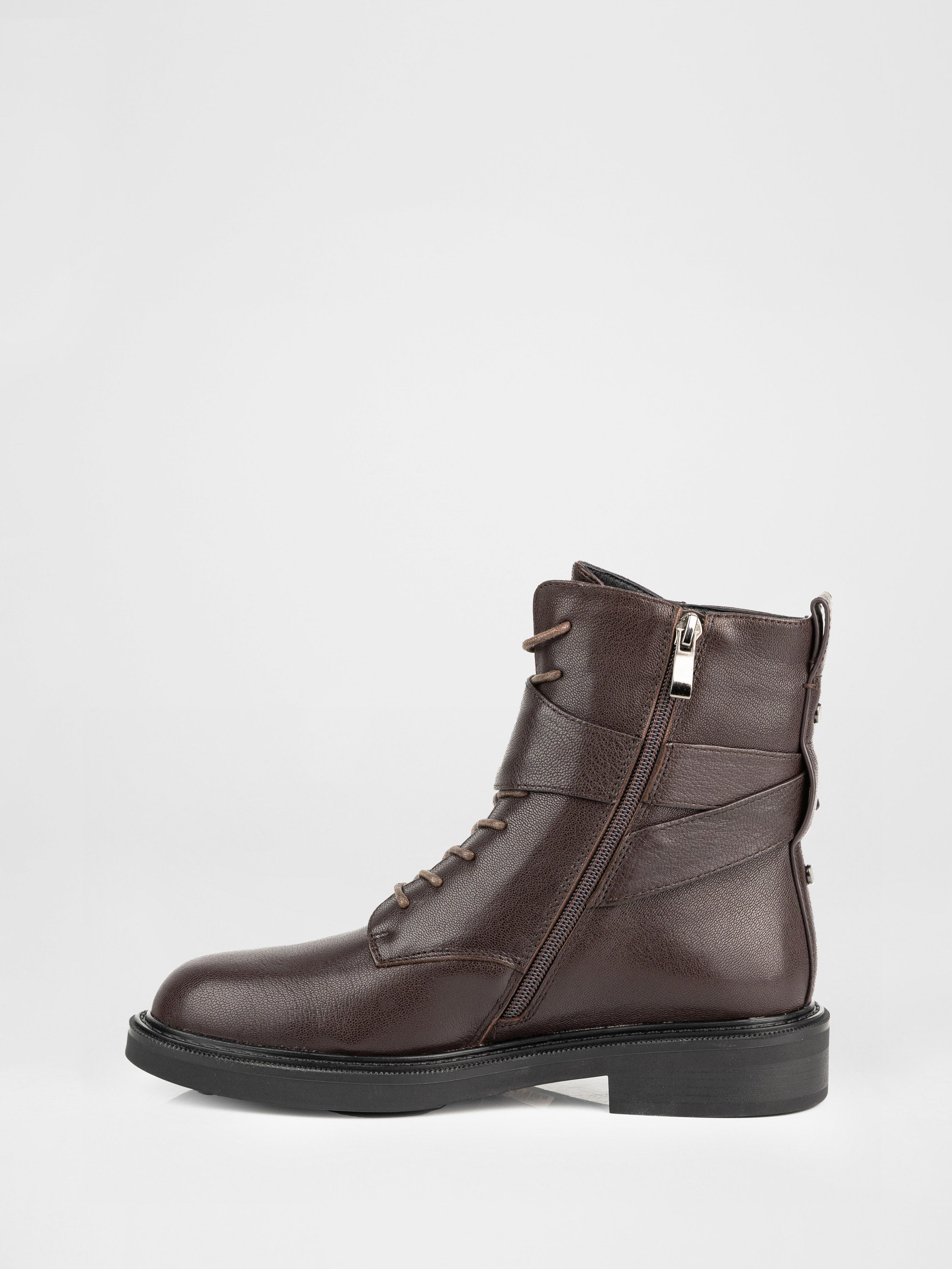 Зимові черевики у коричневому кольорі декоровані пряжкою