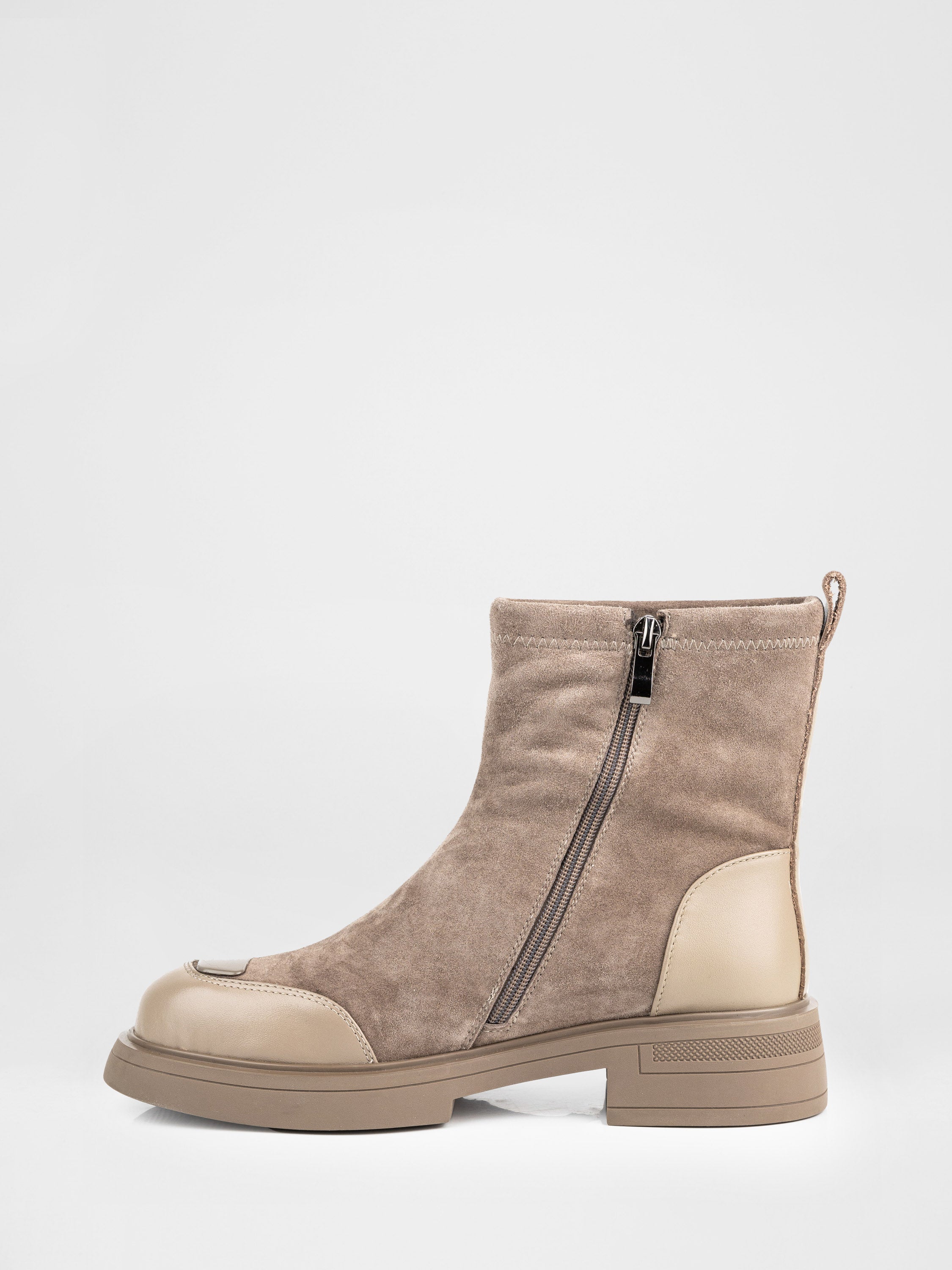 Черевики у бежевому кольорі