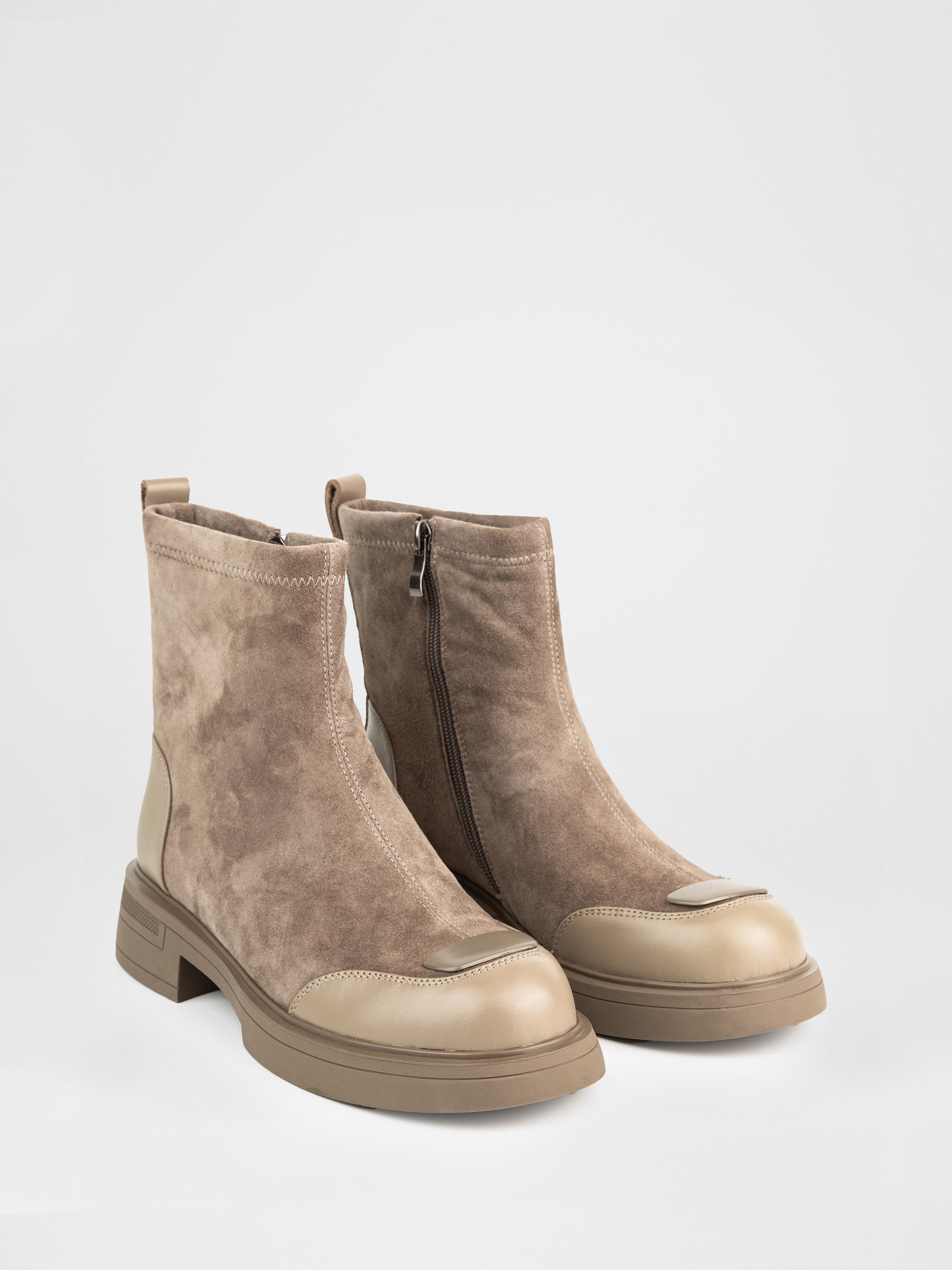 Черевики у бежевому кольорі