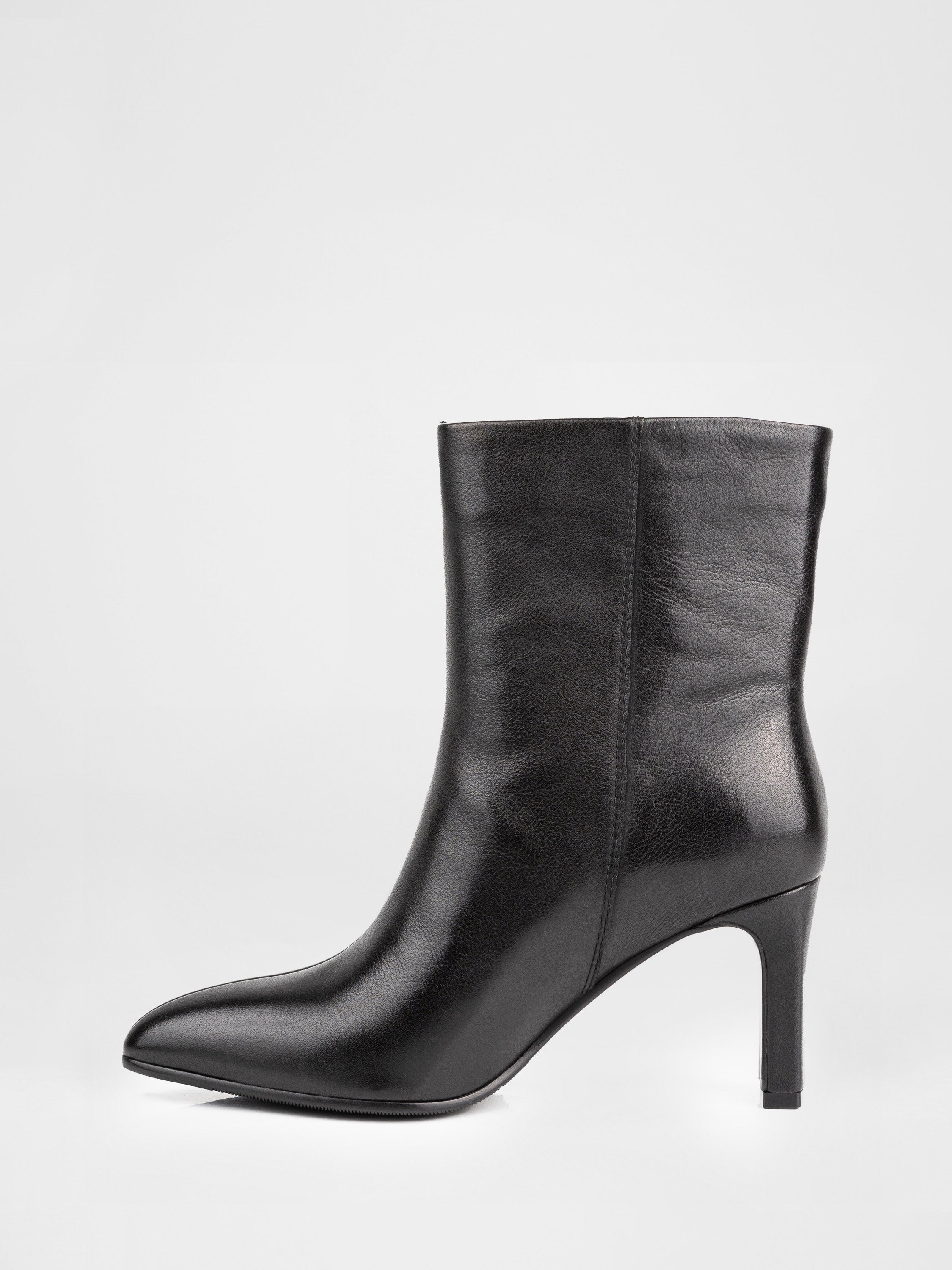 Шкіряні ботильйони у чорному кольорі