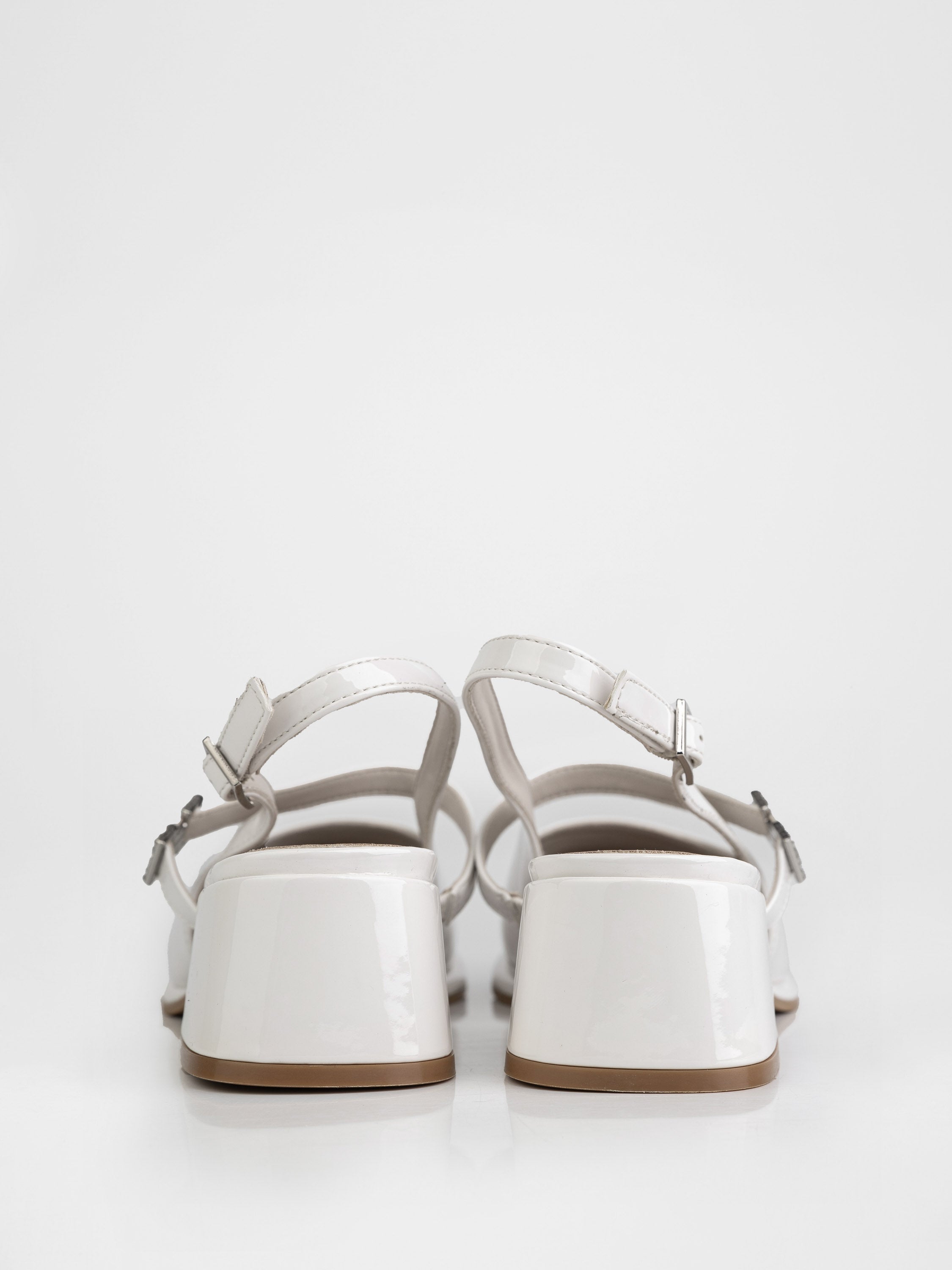 Слінгбеки на стійких підборах у молочному кольорі