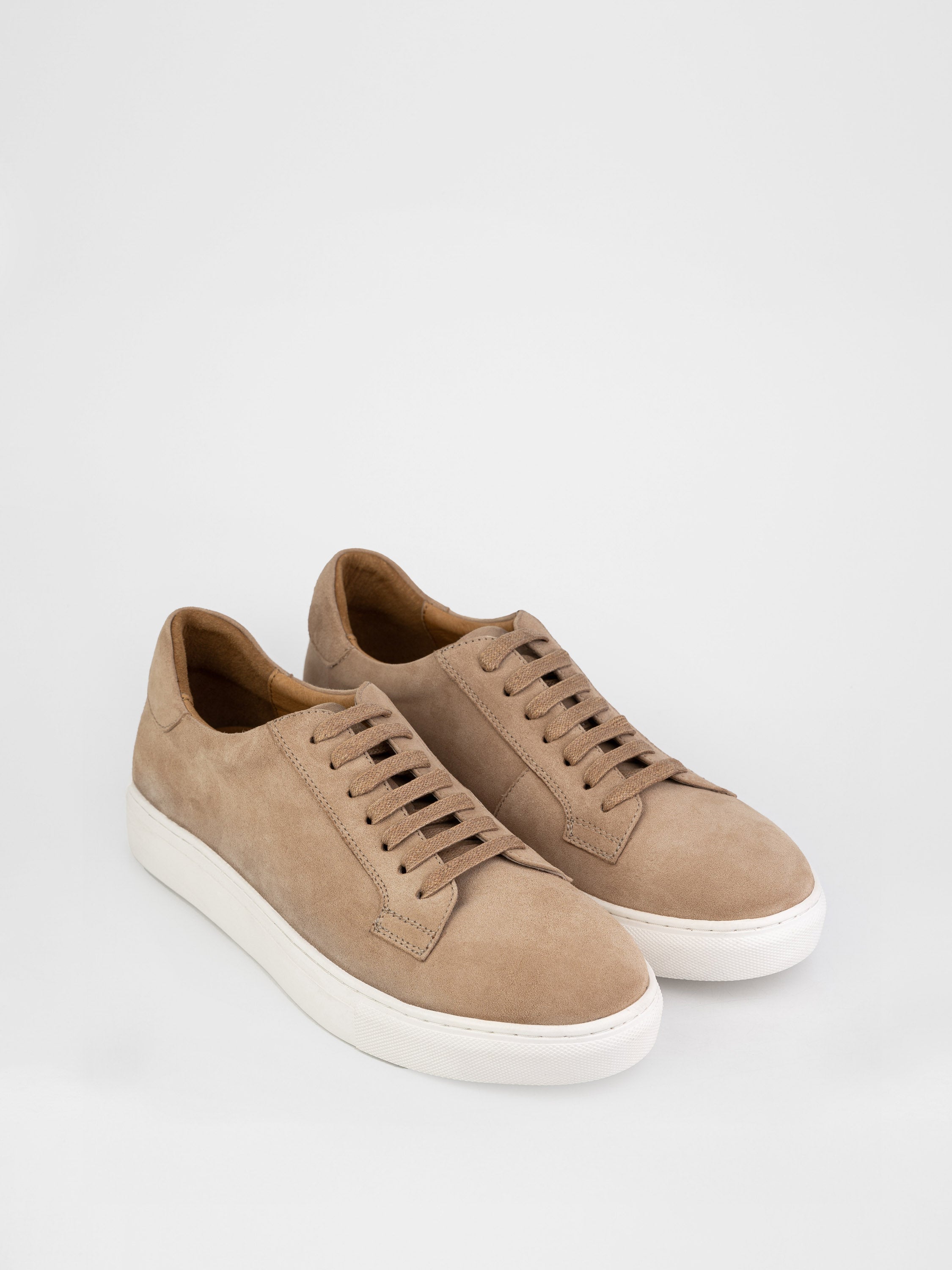 Замшеві кеди у бежевому кольорі на білій підошві