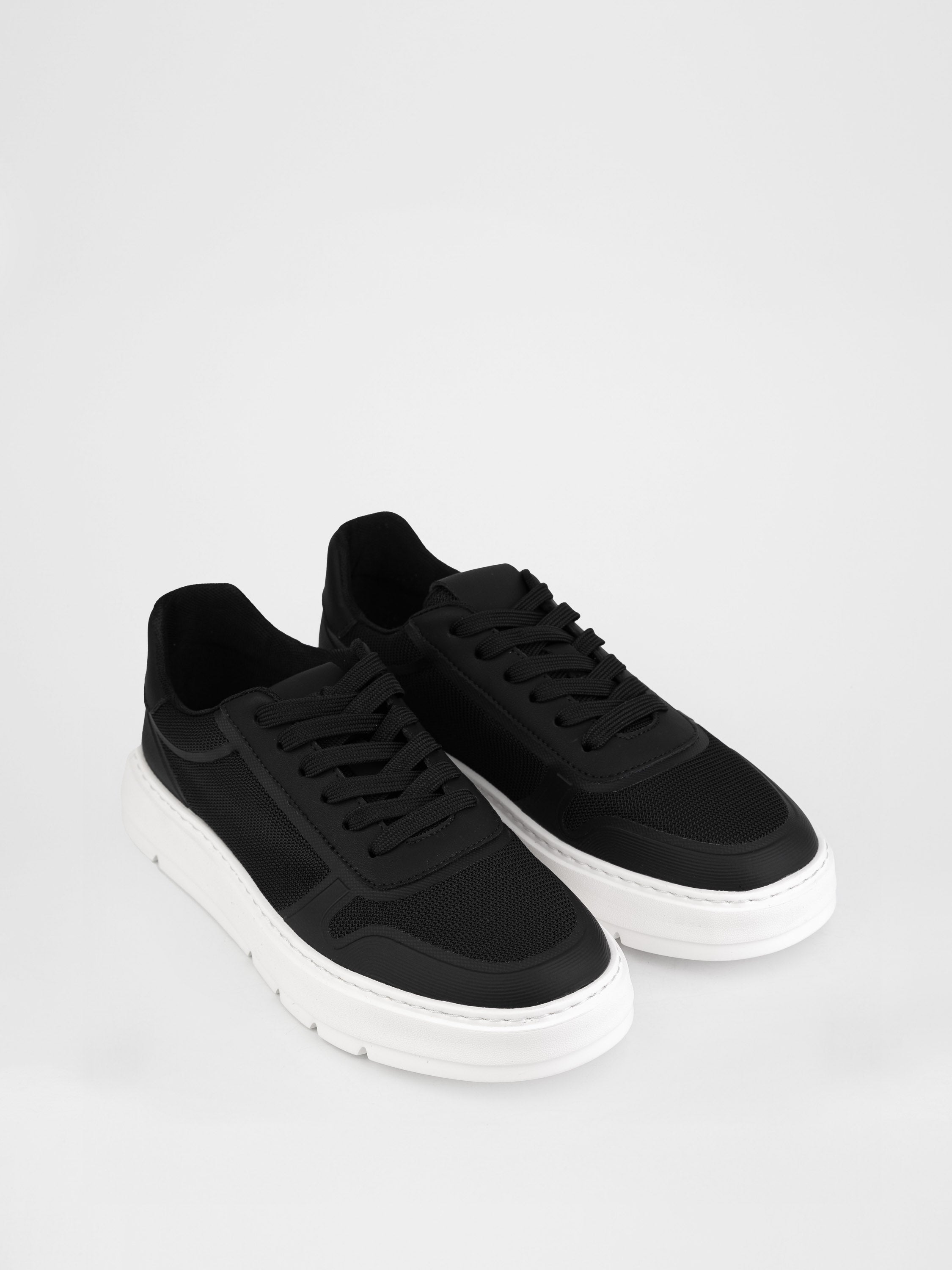 Кеди у чорному кольорі з сіткою на контрастній підошві