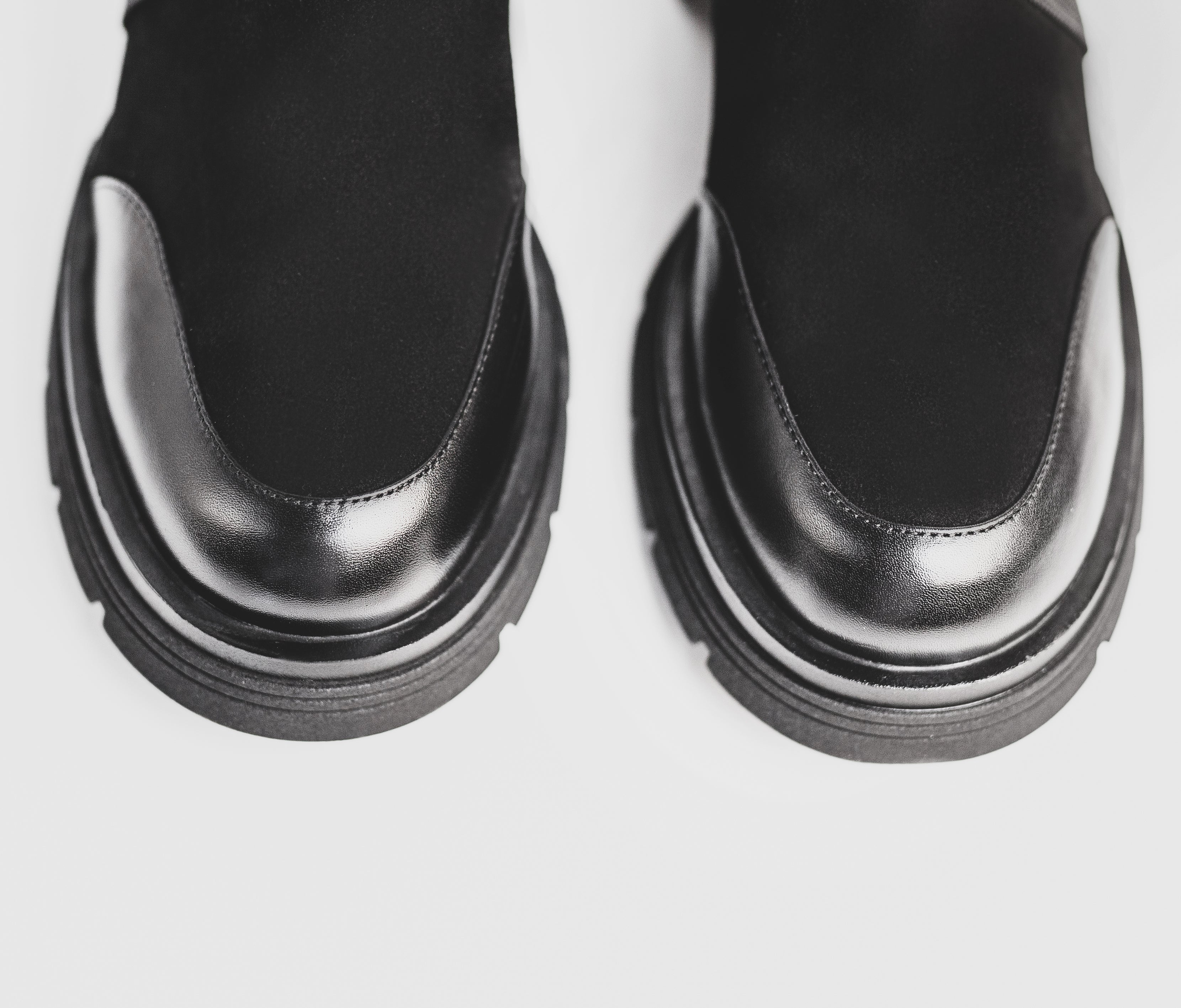 Чорні замшеві черевики на підборах