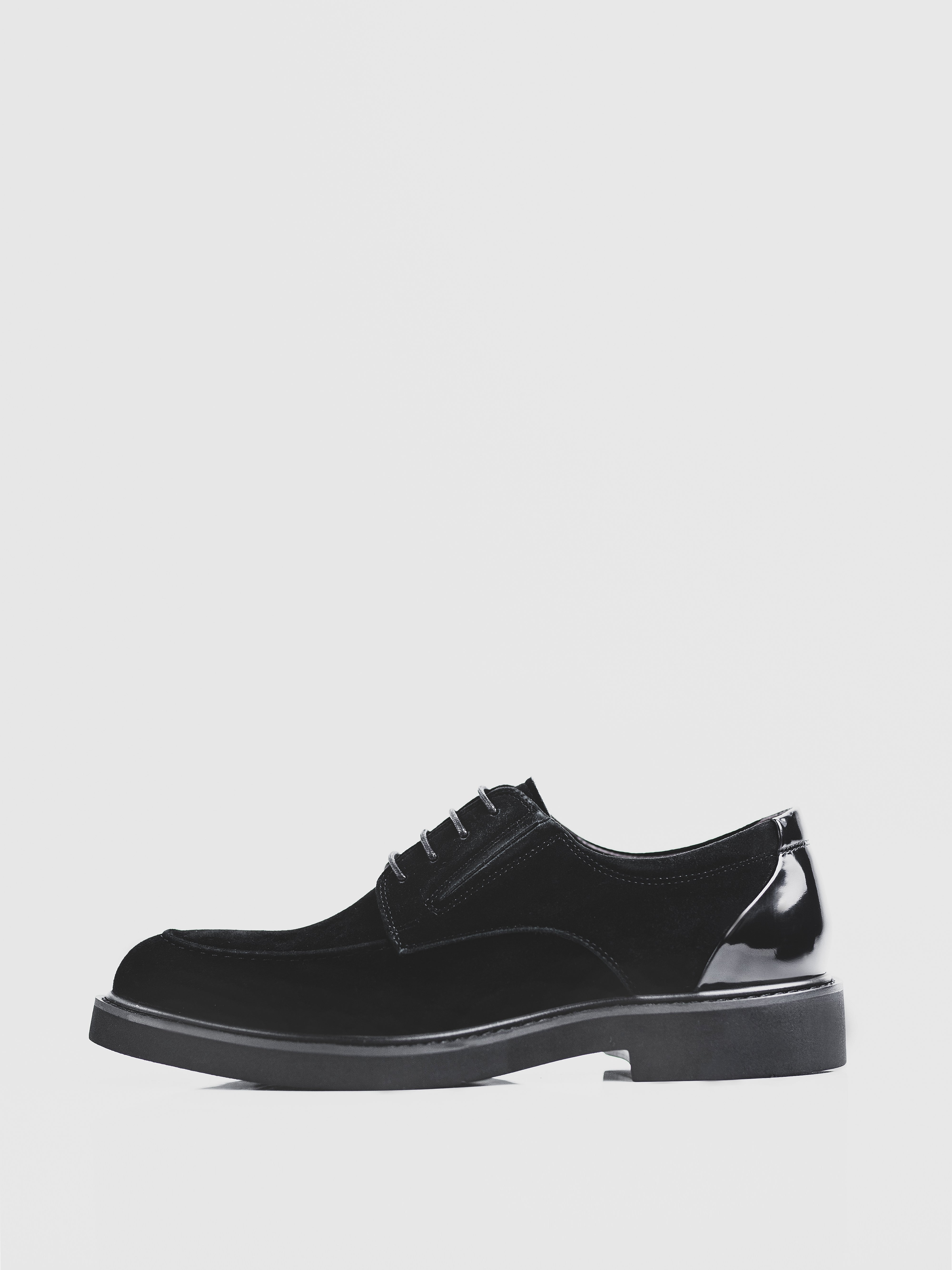 Замшеві туфлі з лакованою п'ятою