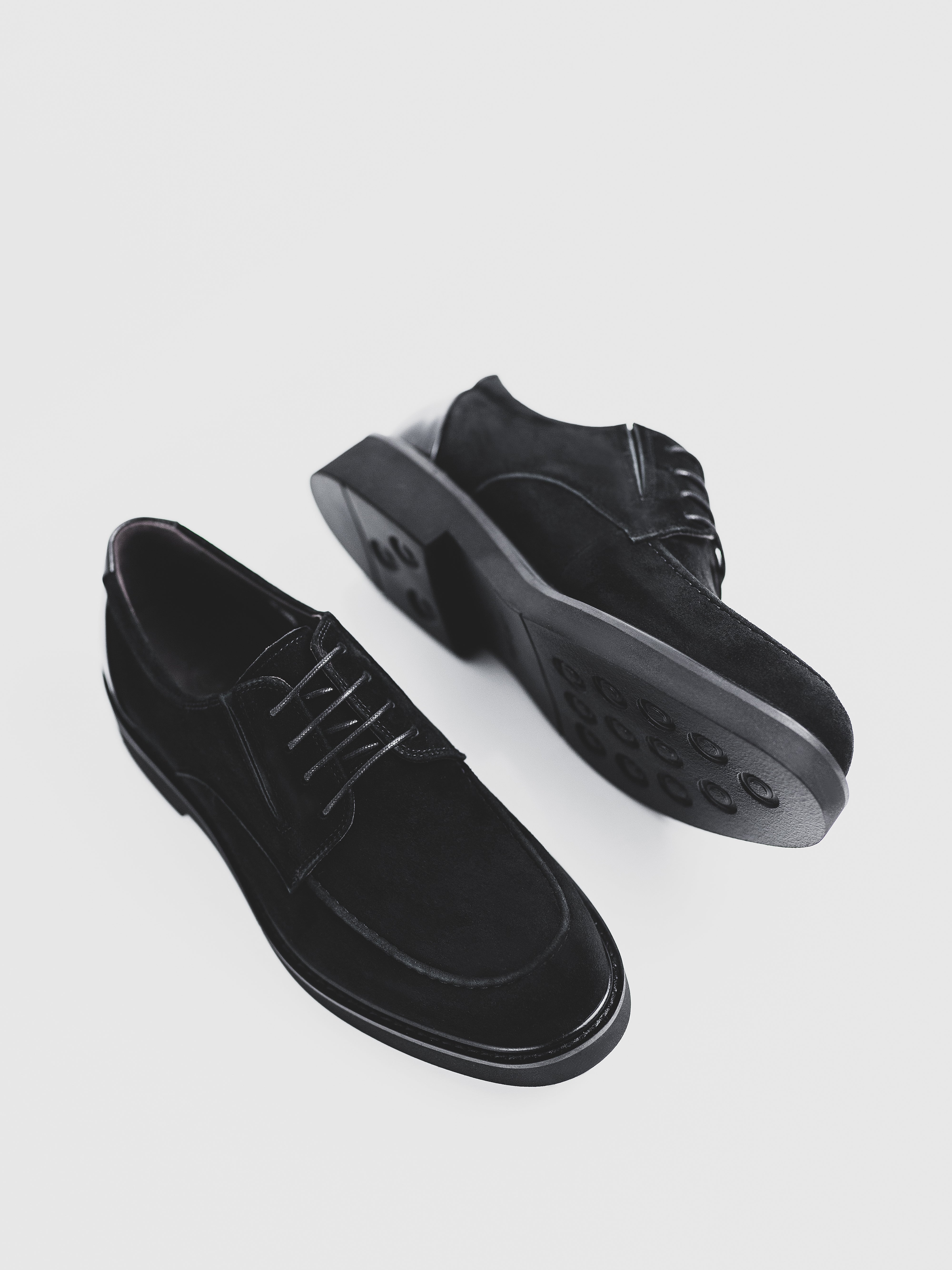 Замшеві туфлі з лакованою п'ятою