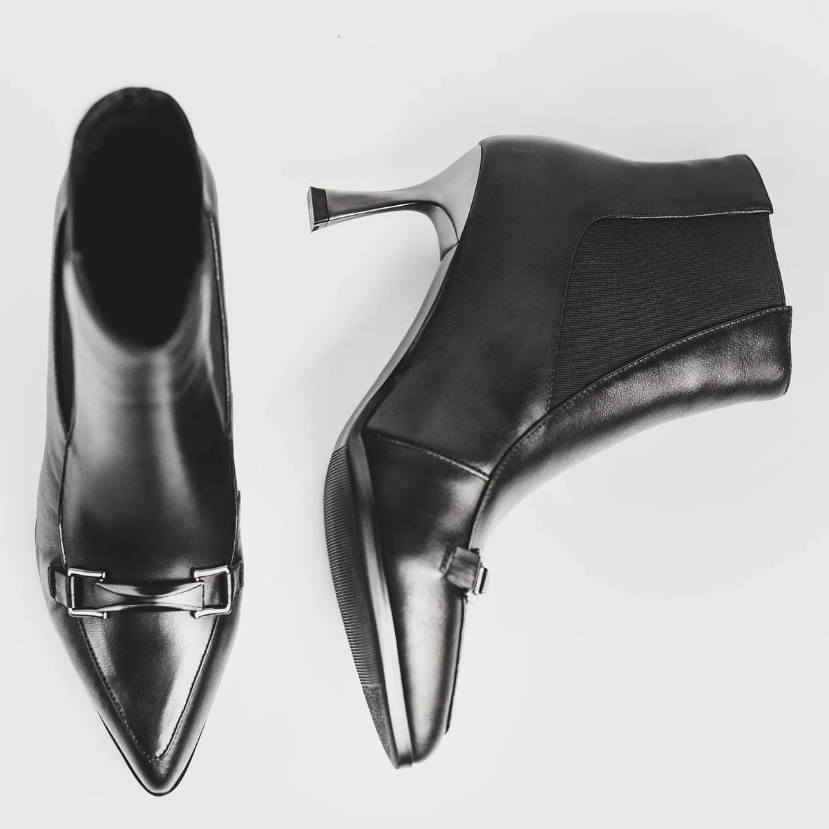 Шкіряні черевики на підборах чорного кольору