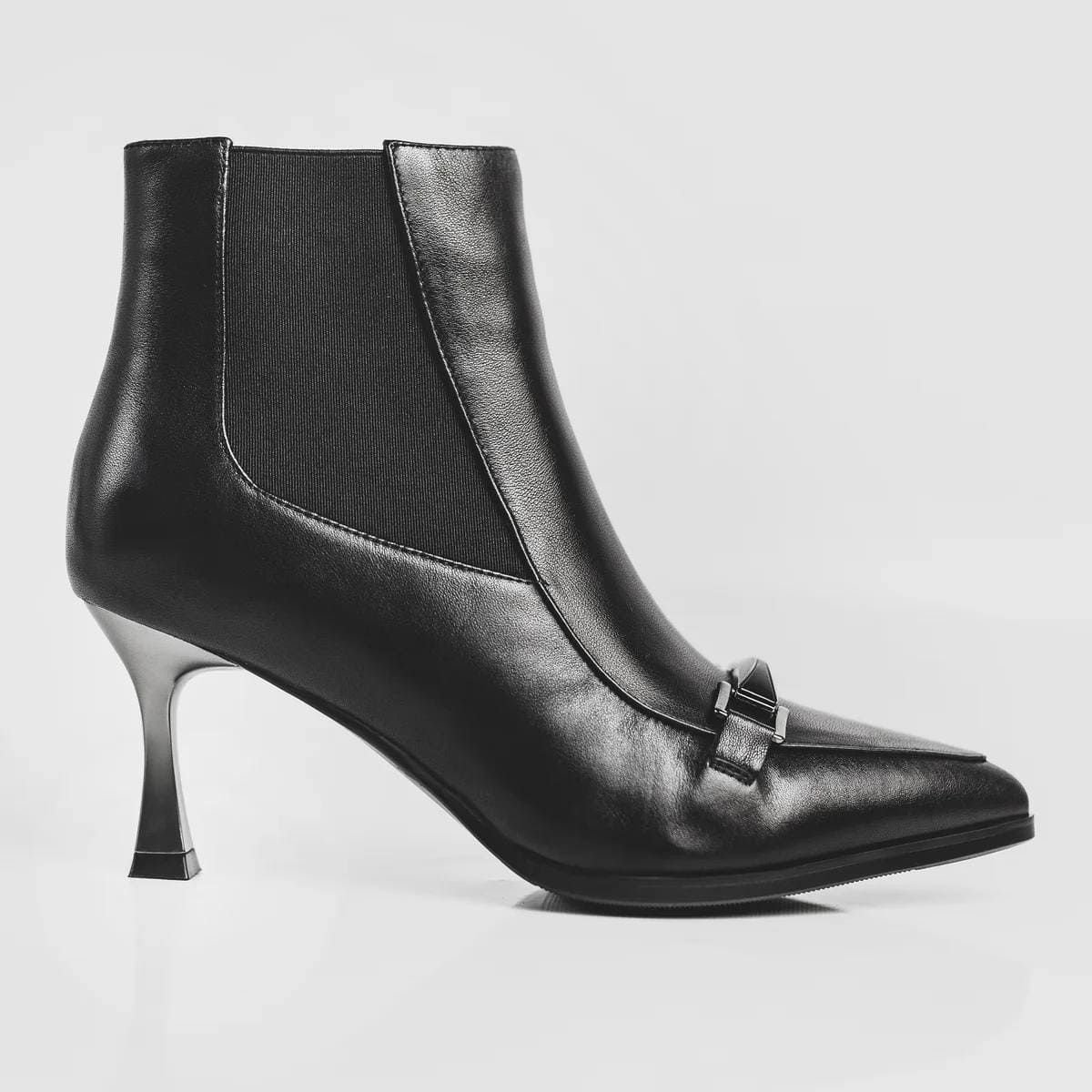 Шкіряні черевики на підборах чорного кольору