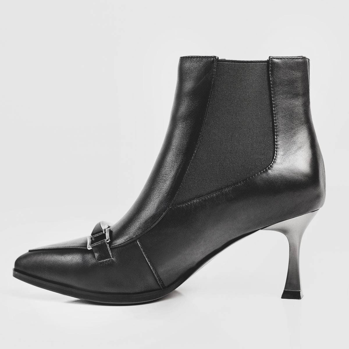 Шкіряні черевики на підборах чорного кольору