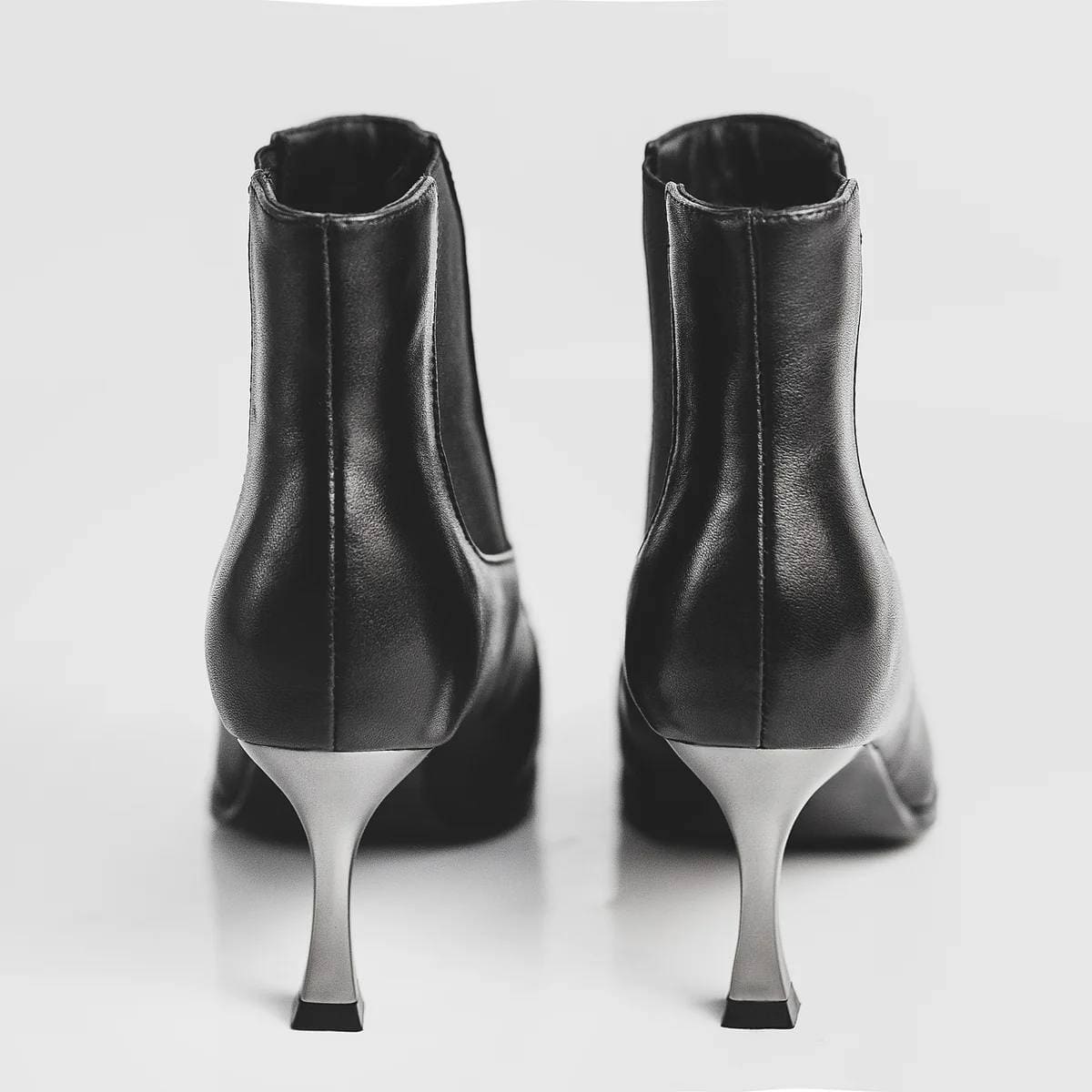 Шкіряні черевики на підборах чорного кольору