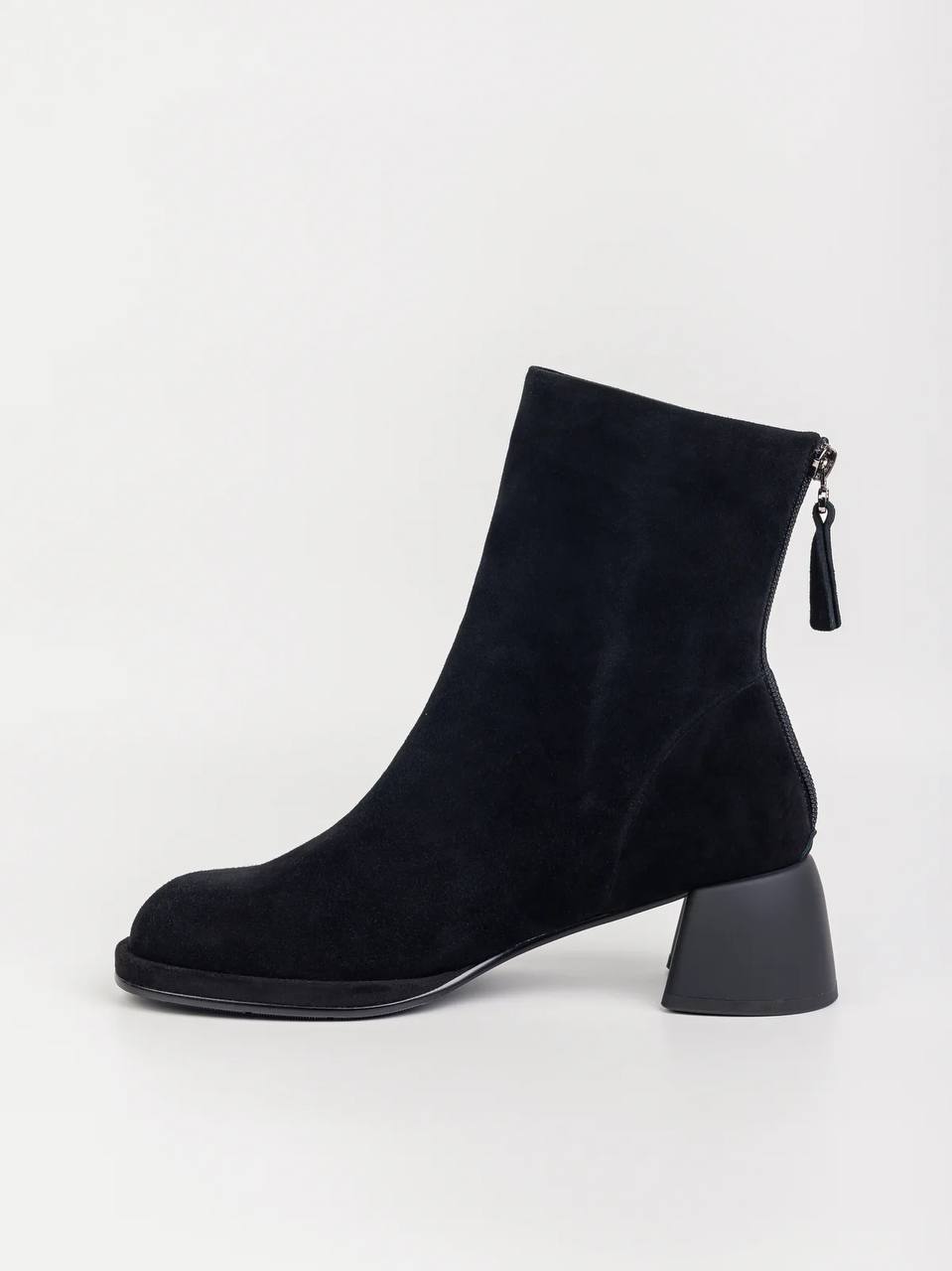 Замшевые ботинки