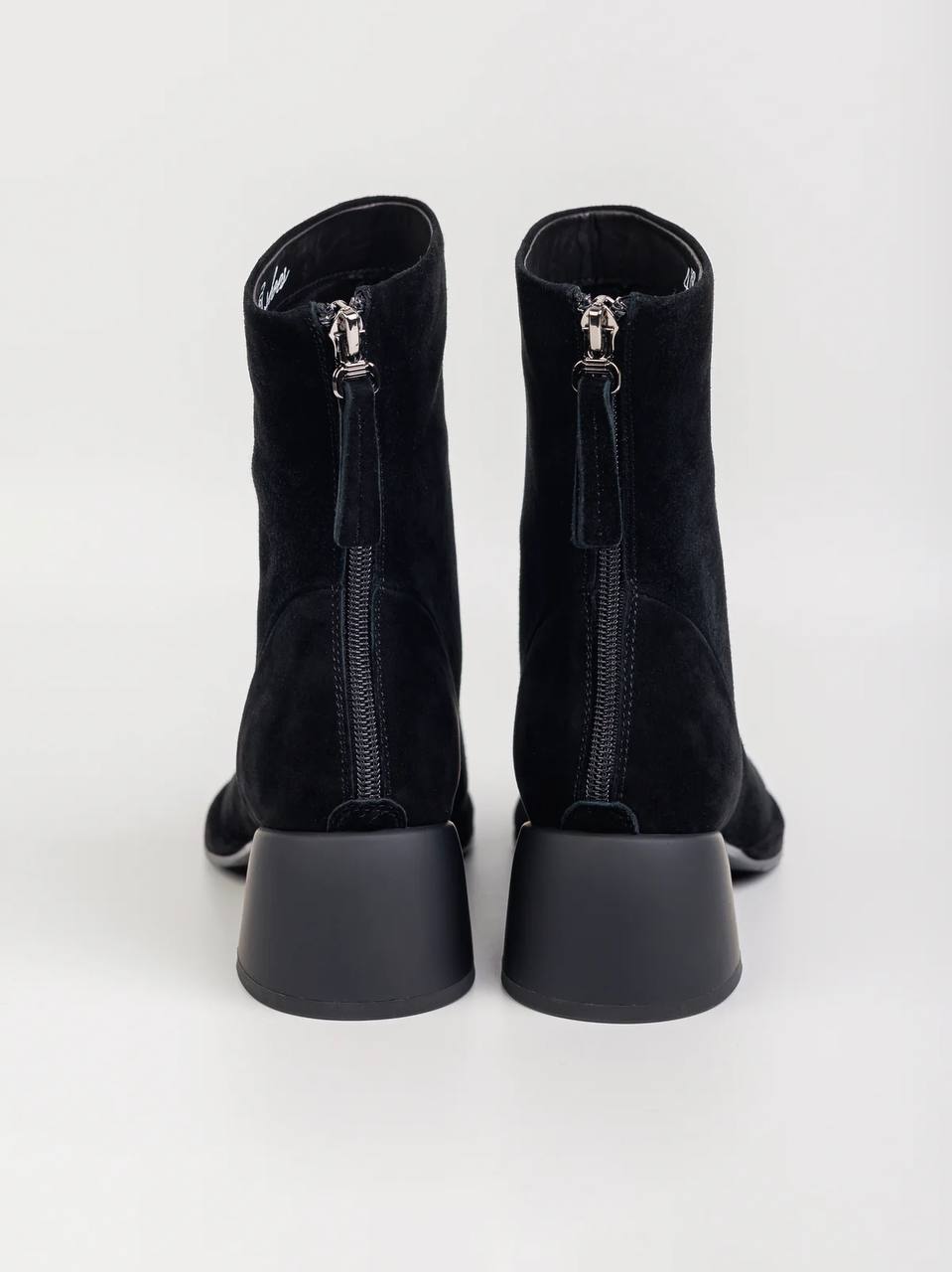 Замшевые ботинки