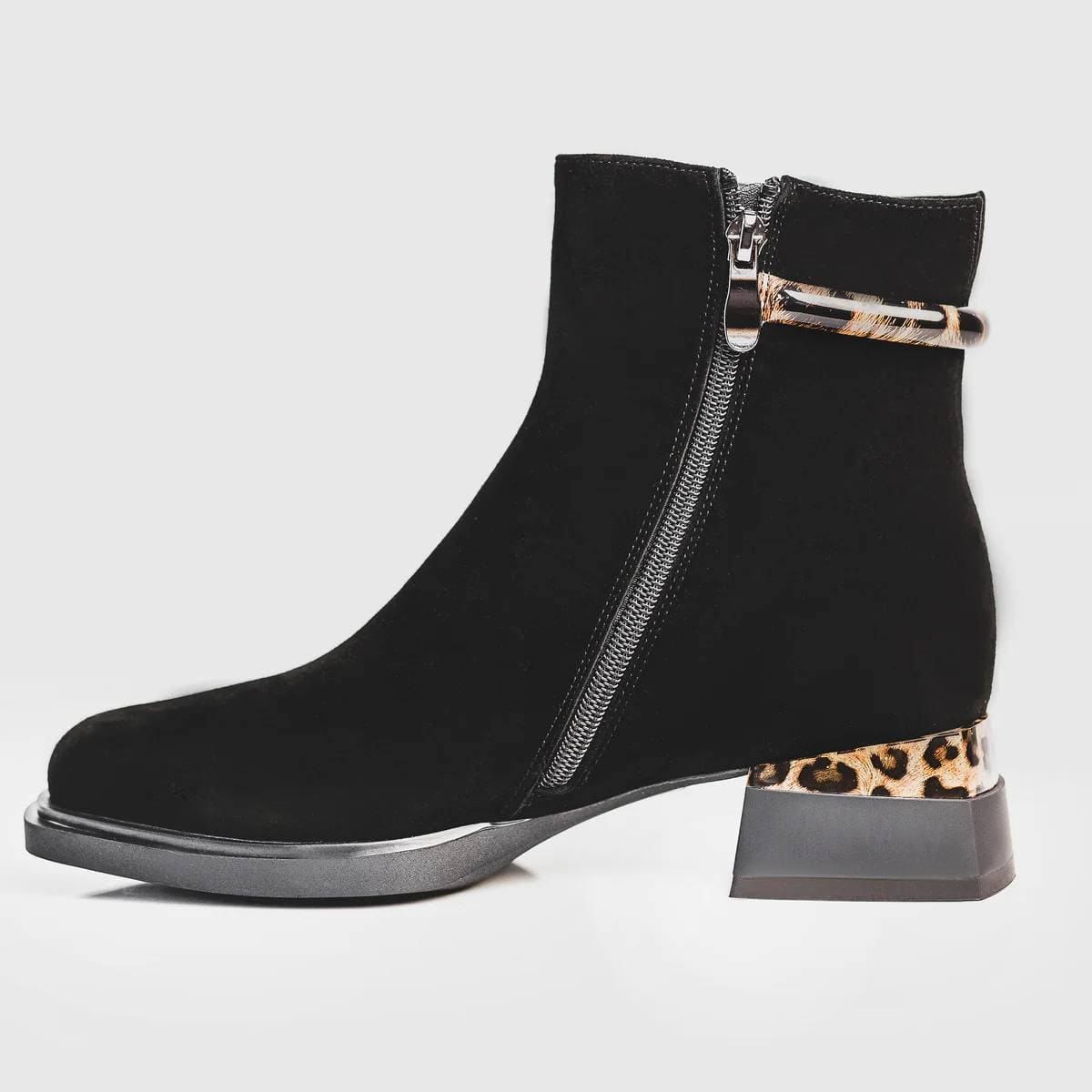 Замшеві черевики декоровані леопардовим принтом