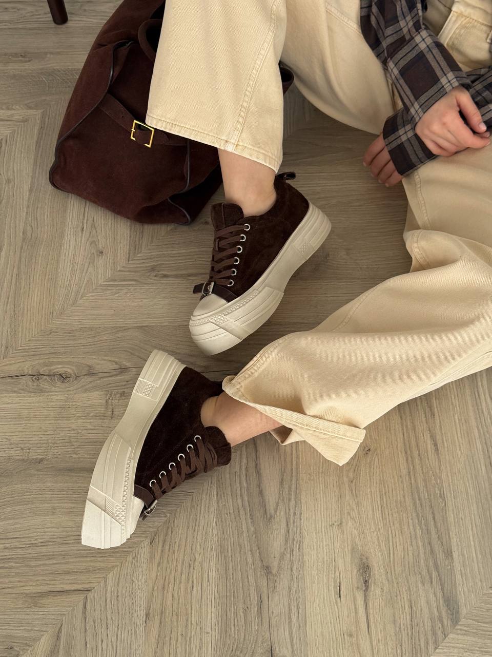 Кеди у шоколадному кольорі на масивній підошві