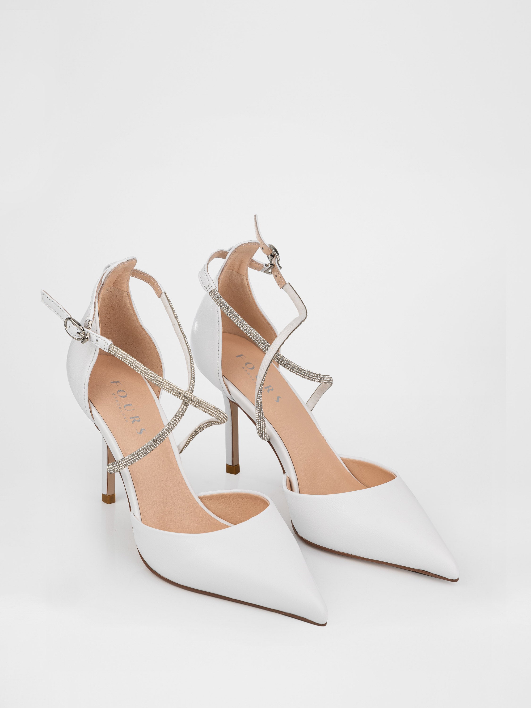 Туфлі у білому кольорі декоровані камінням