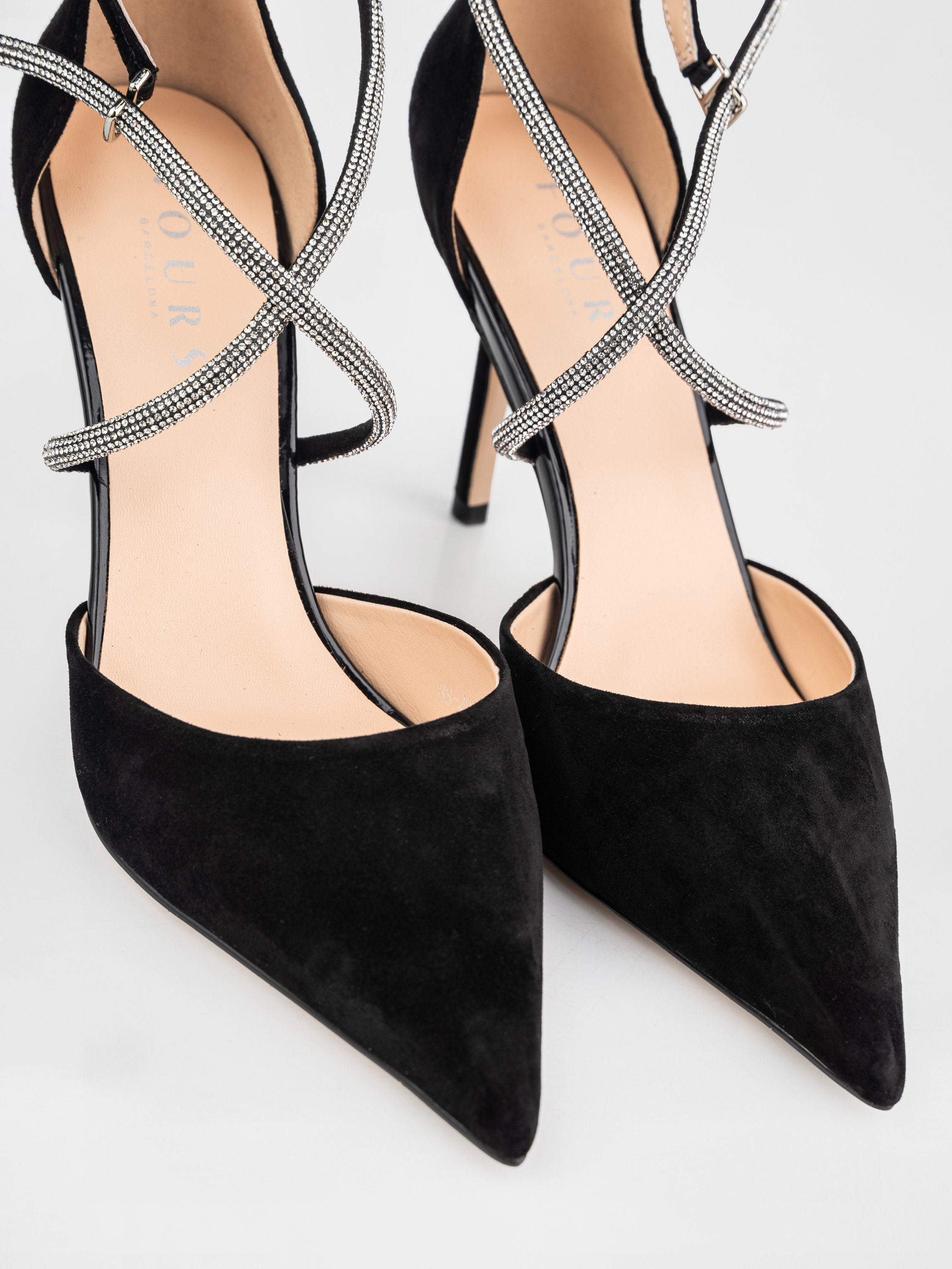 Туфлі у чорному кольорі декоровані камінням