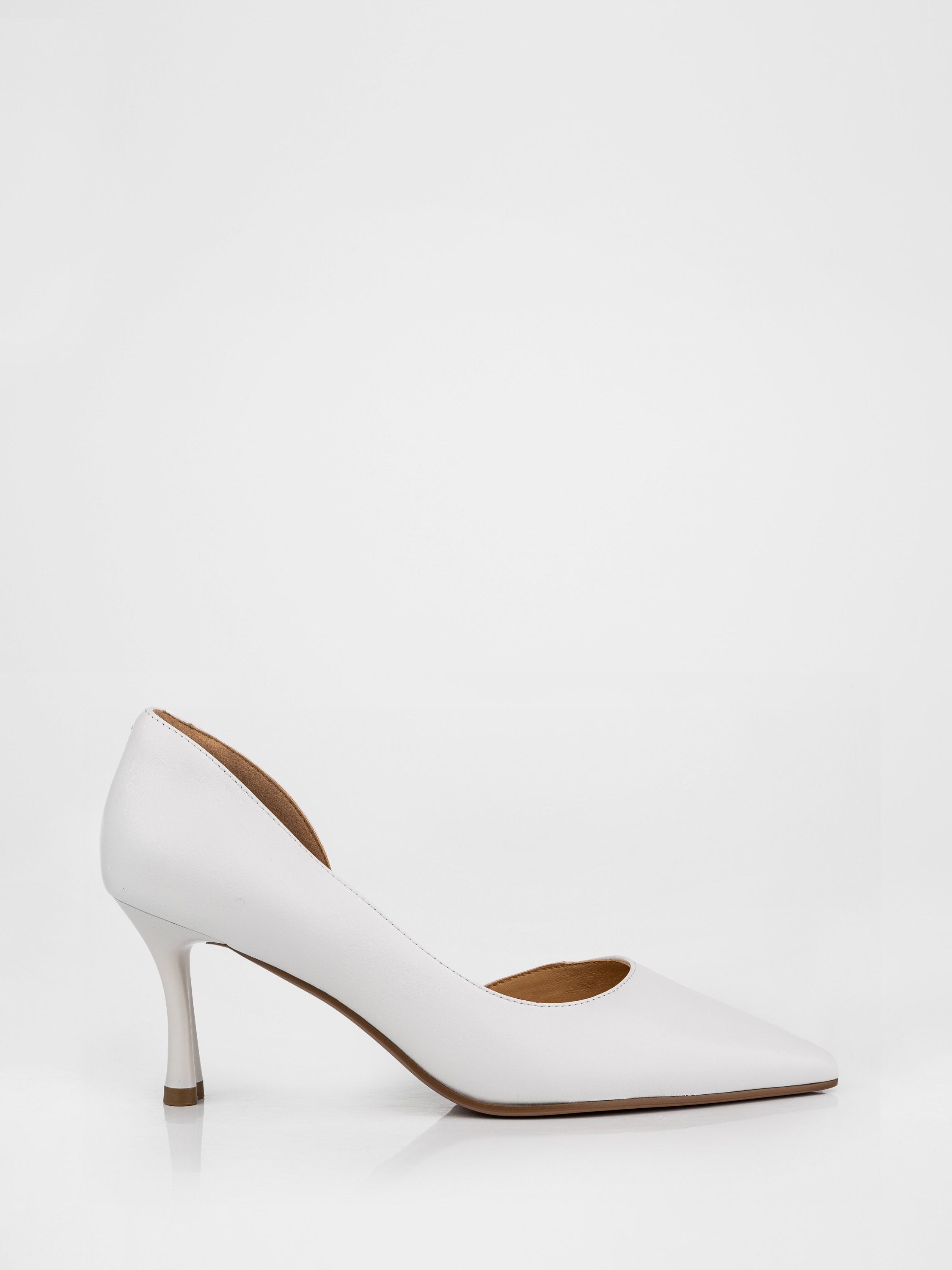 Шкіряні туфлі човники у білому кольорі